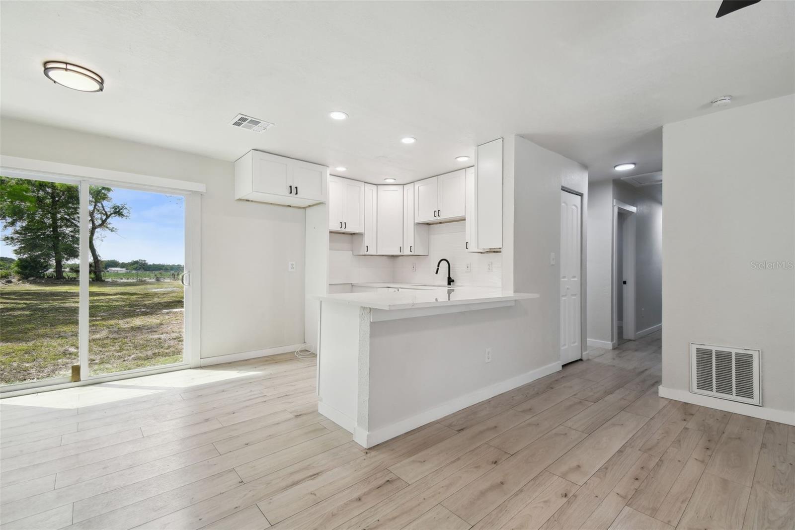 Listing photo id 1 for 3414 Lindsey Street