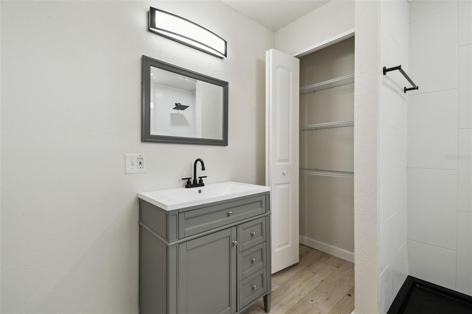 Listing photo id 30 for 3414 Lindsey Street