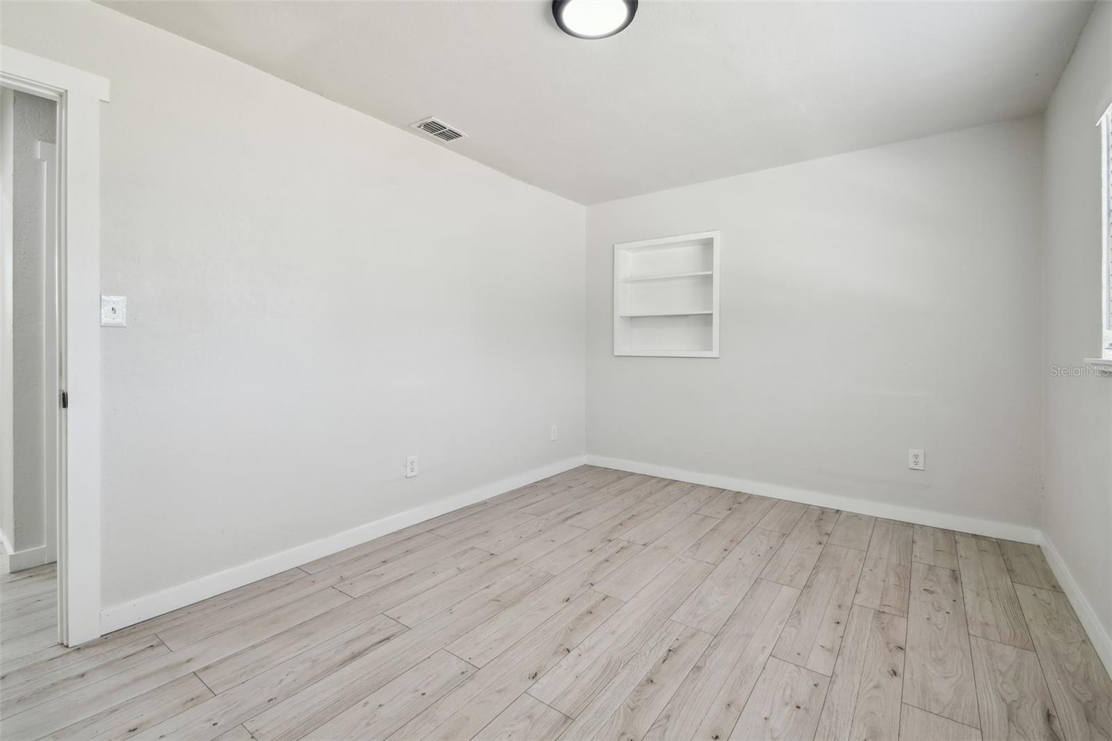 Listing photo id 36 for 3414 Lindsey Street
