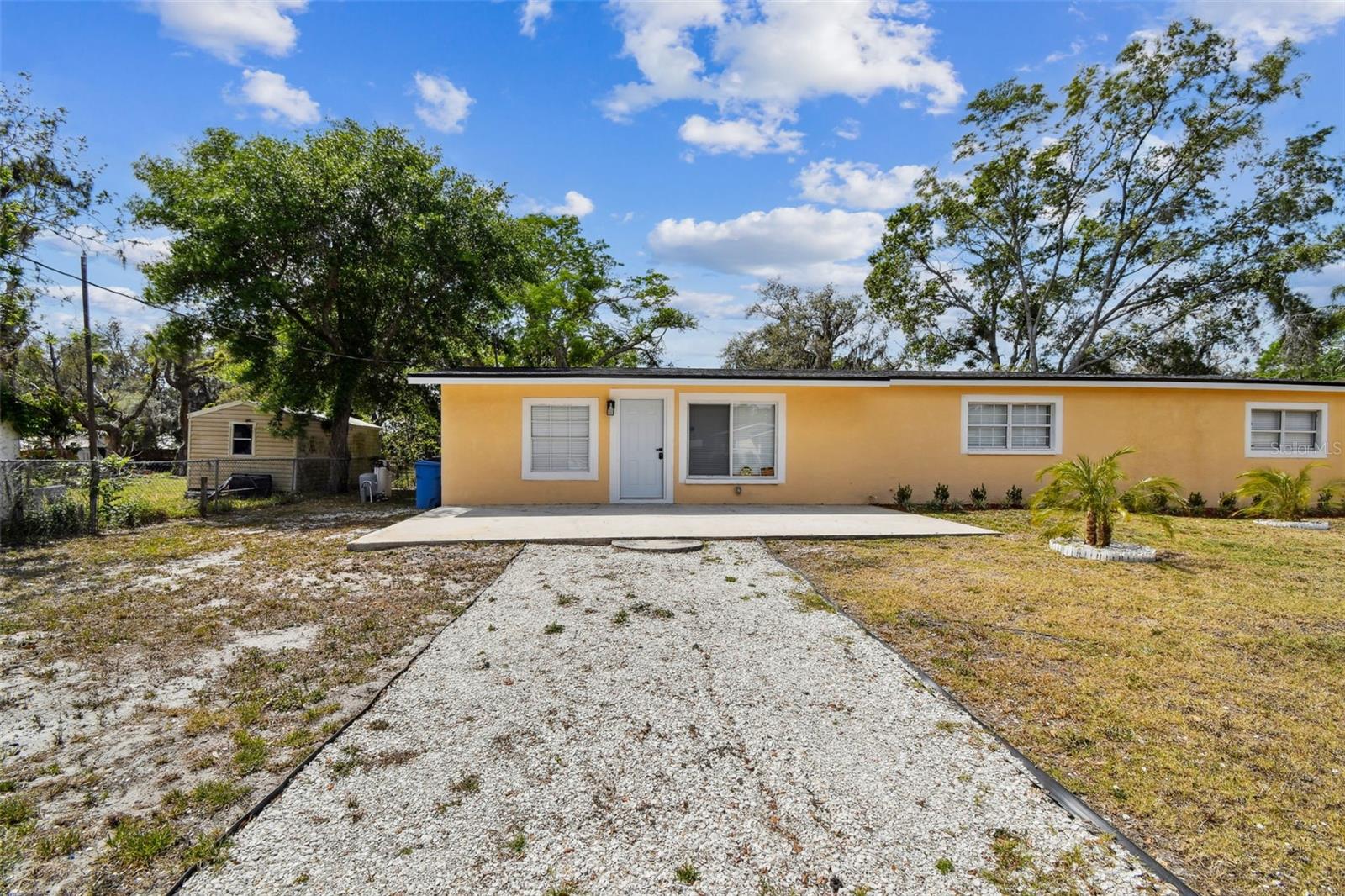 Listing photo id 2 for 3414 Lindsey Street