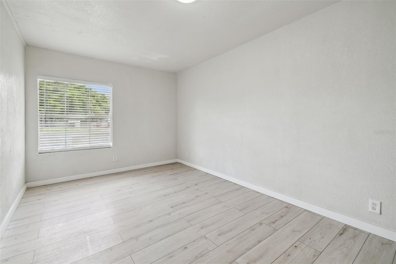 Listing photo id 38 for 3414 Lindsey Street