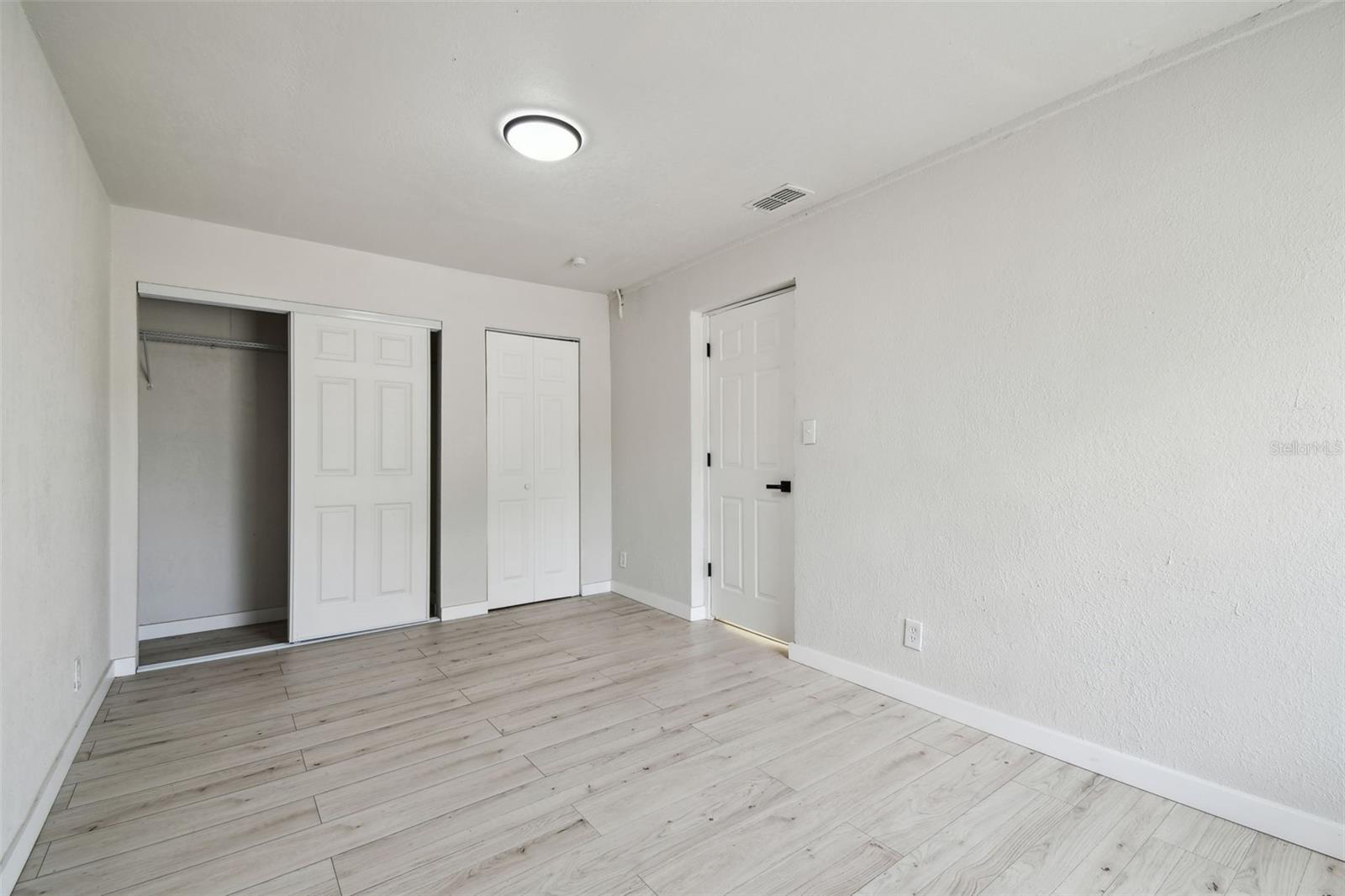 Listing photo id 40 for 3414 Lindsey Street
