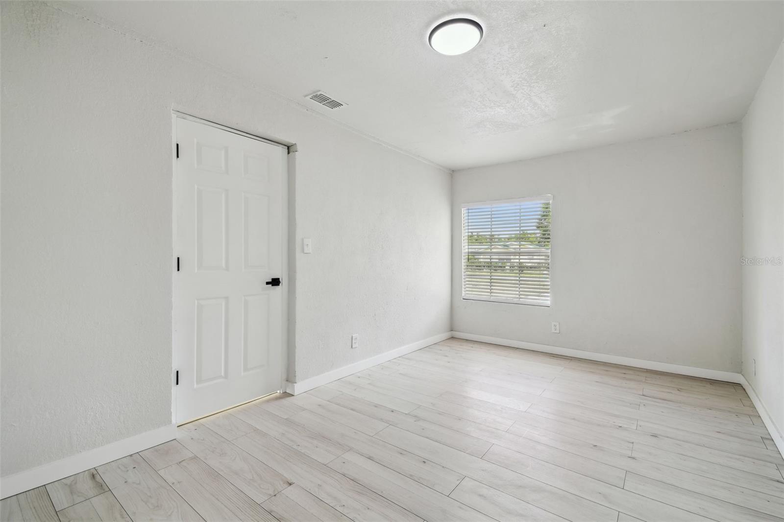 Listing photo id 41 for 3414 Lindsey Street