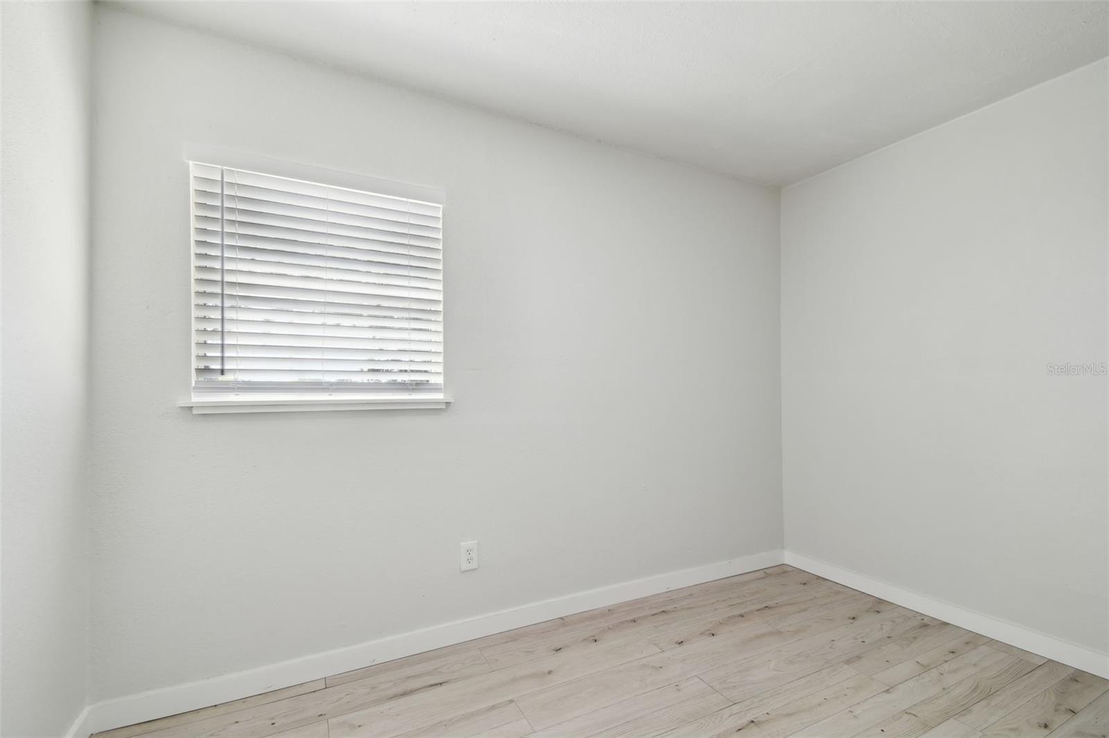 Listing photo id 42 for 3414 Lindsey Street