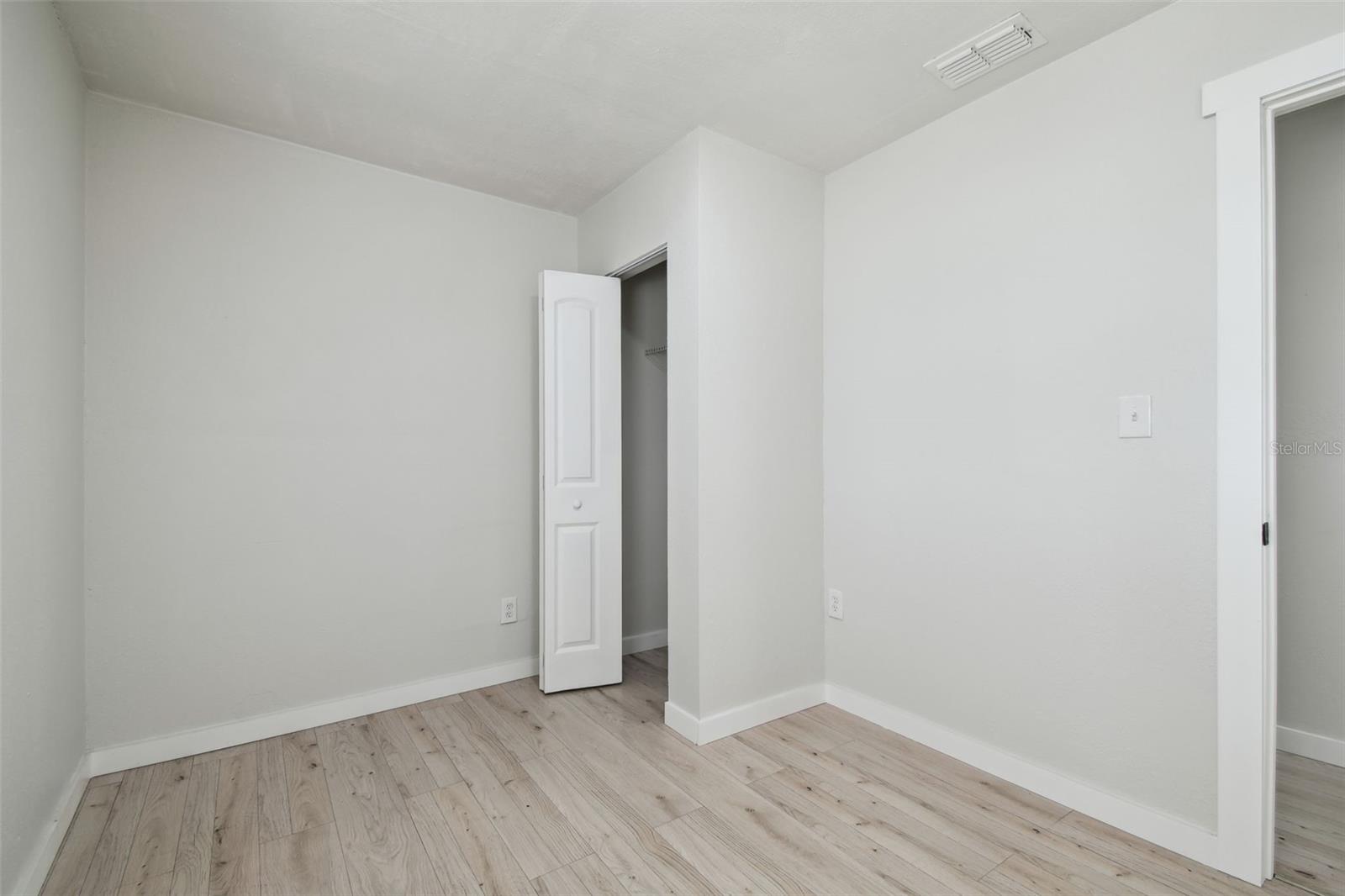 Listing photo id 43 for 3414 Lindsey Street