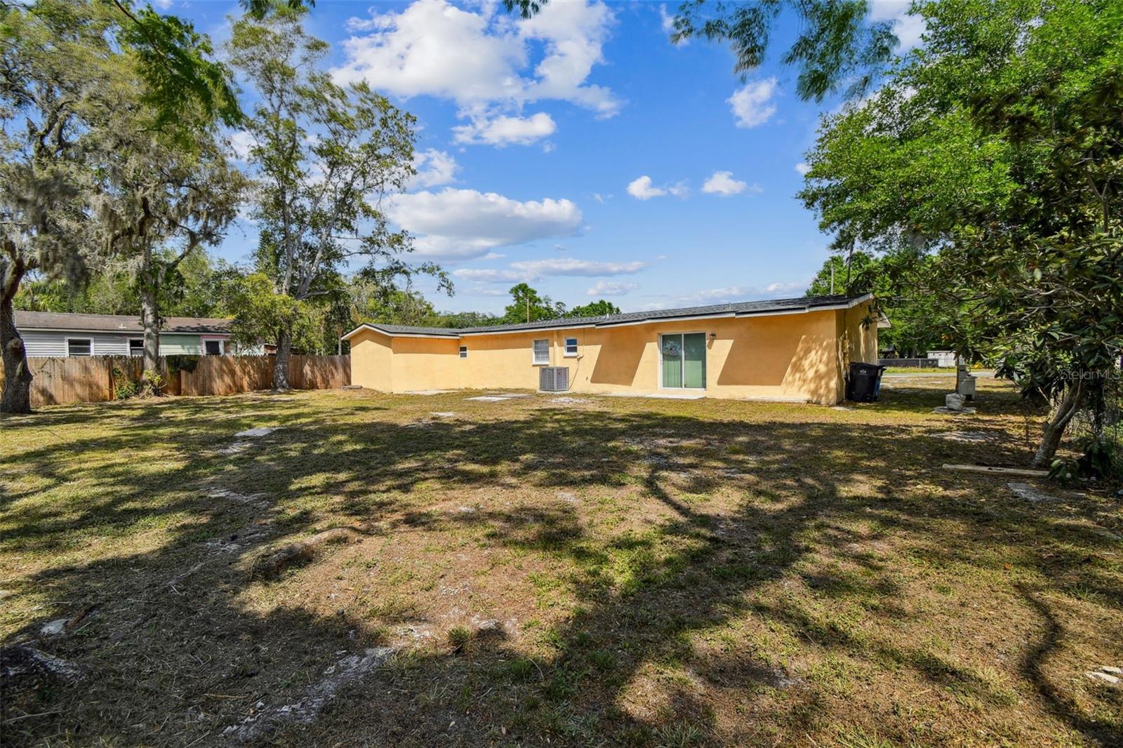 Listing photo id 4 for 3414 Lindsey Street
