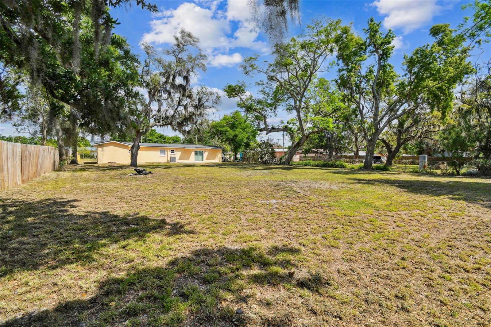 Listing photo id 7 for 3414 Lindsey Street