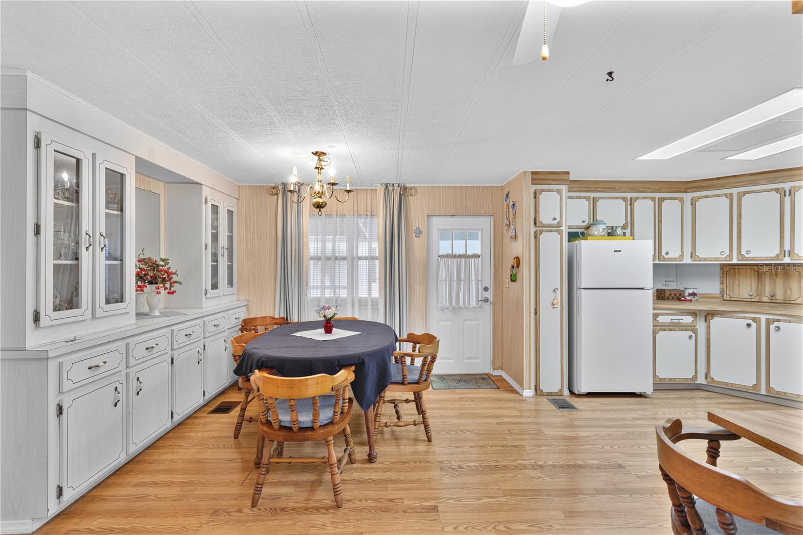 Image 12 of 61 For 227 La Rosas