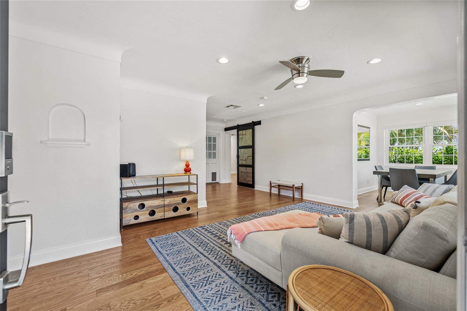 Image 14 of 54 For 322 35th Avenue Ne
