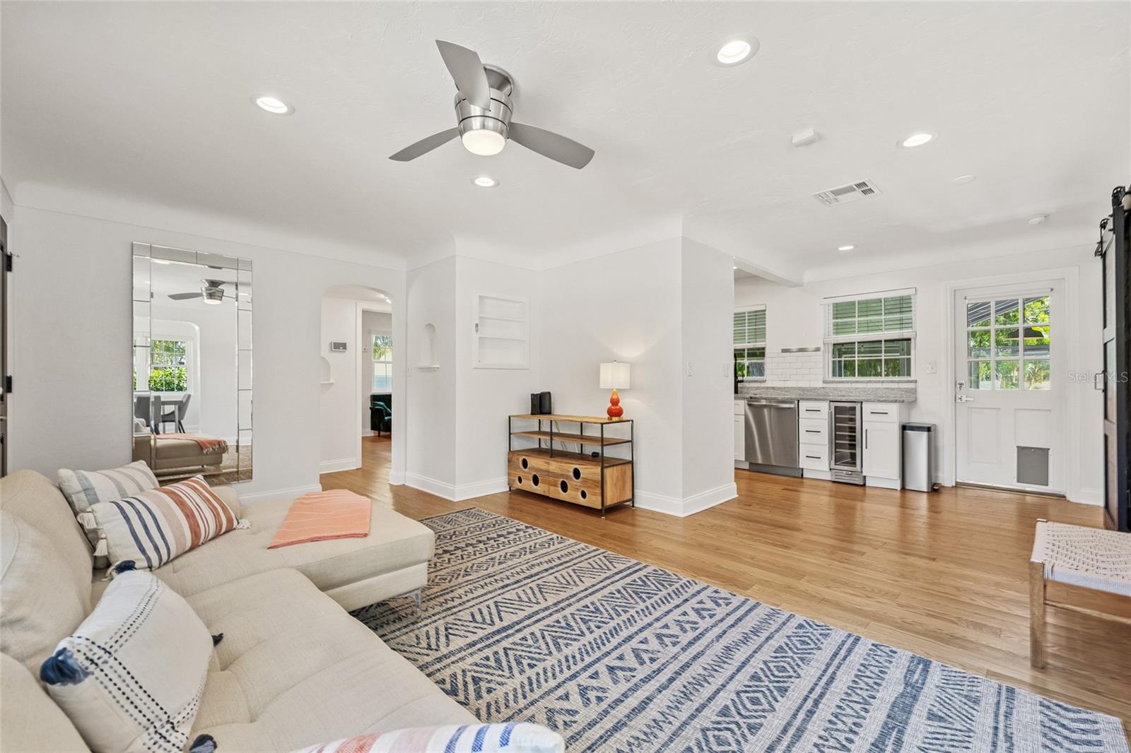 Image 2 of 54 For 322 35th Avenue Ne