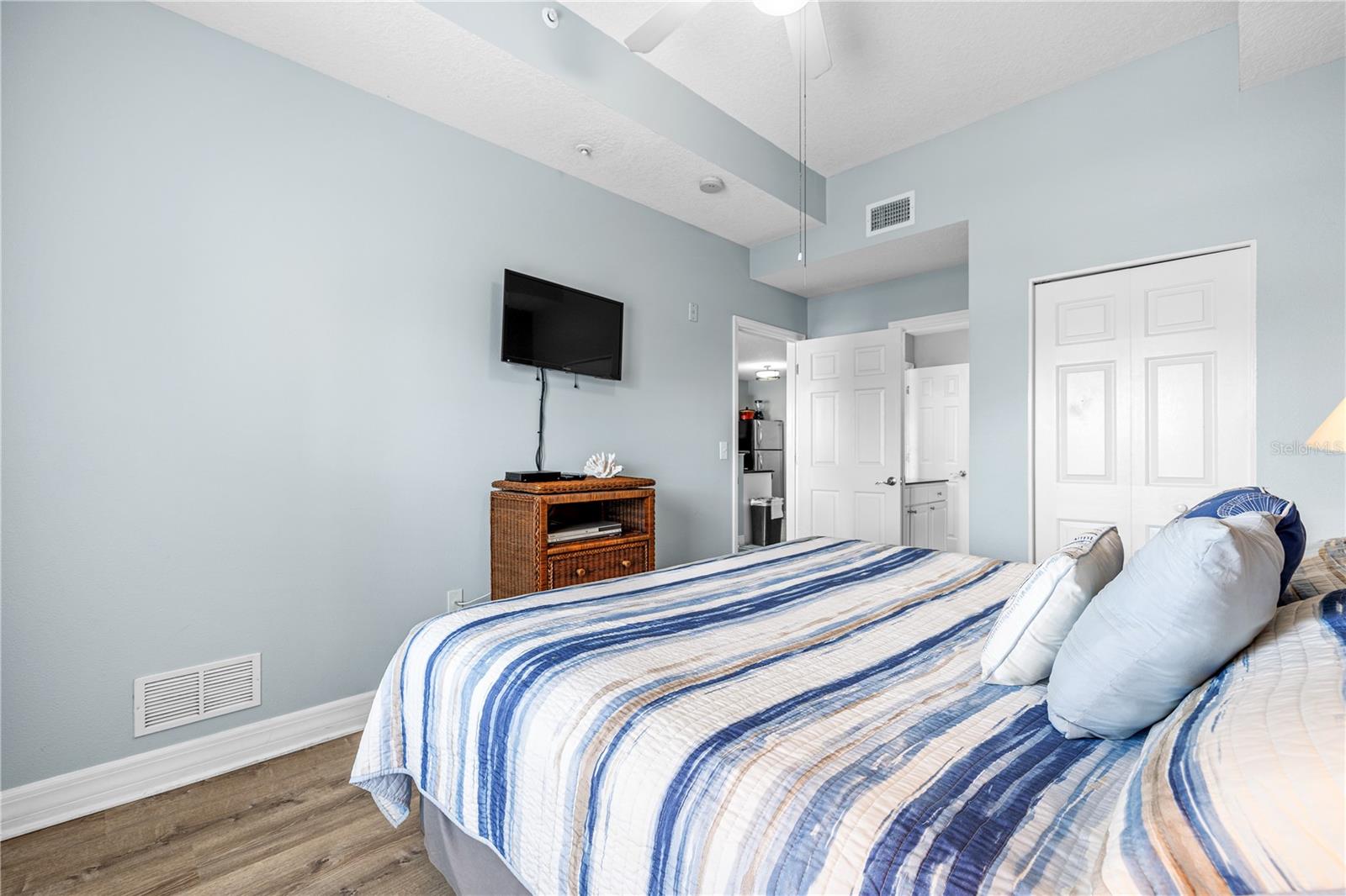 Image 18 of 49 For 13235 Gulf Boulevard 207