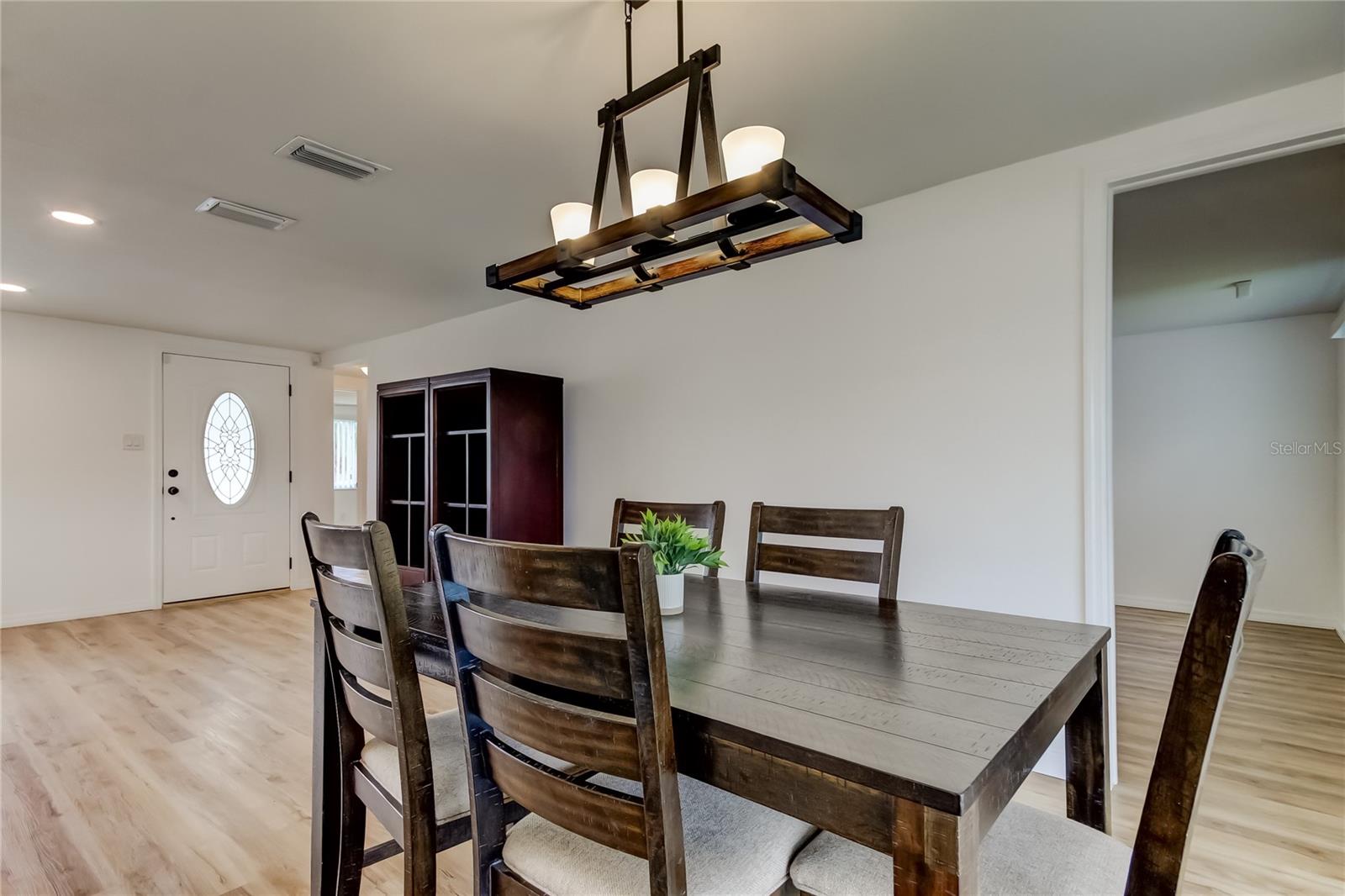 Listing photo id 15 for 3625 Delta Place
