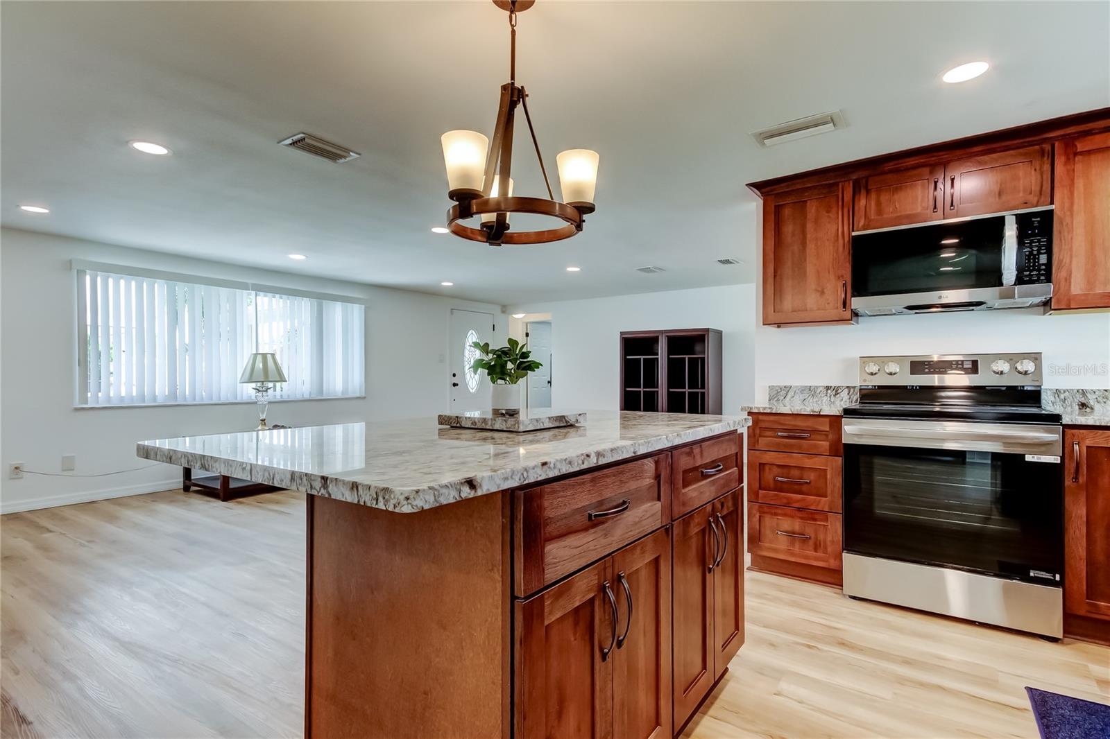 Listing photo id 2 for 3625 Delta Place