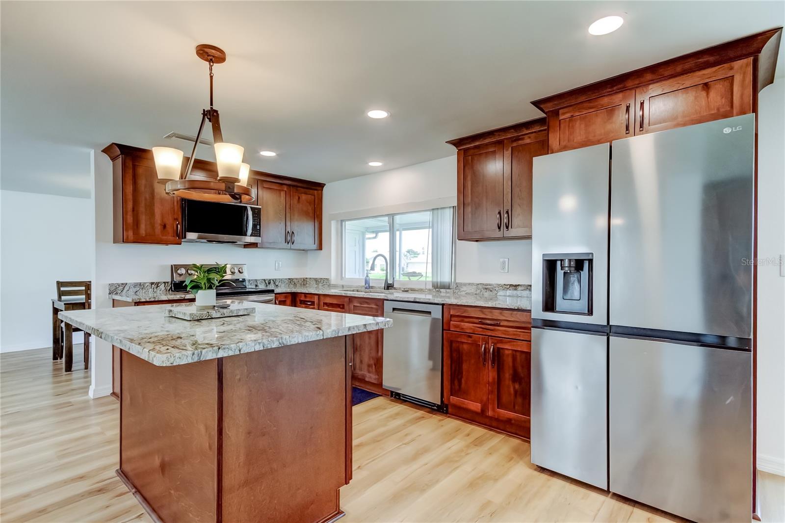 Listing photo id 3 for 3625 Delta Place