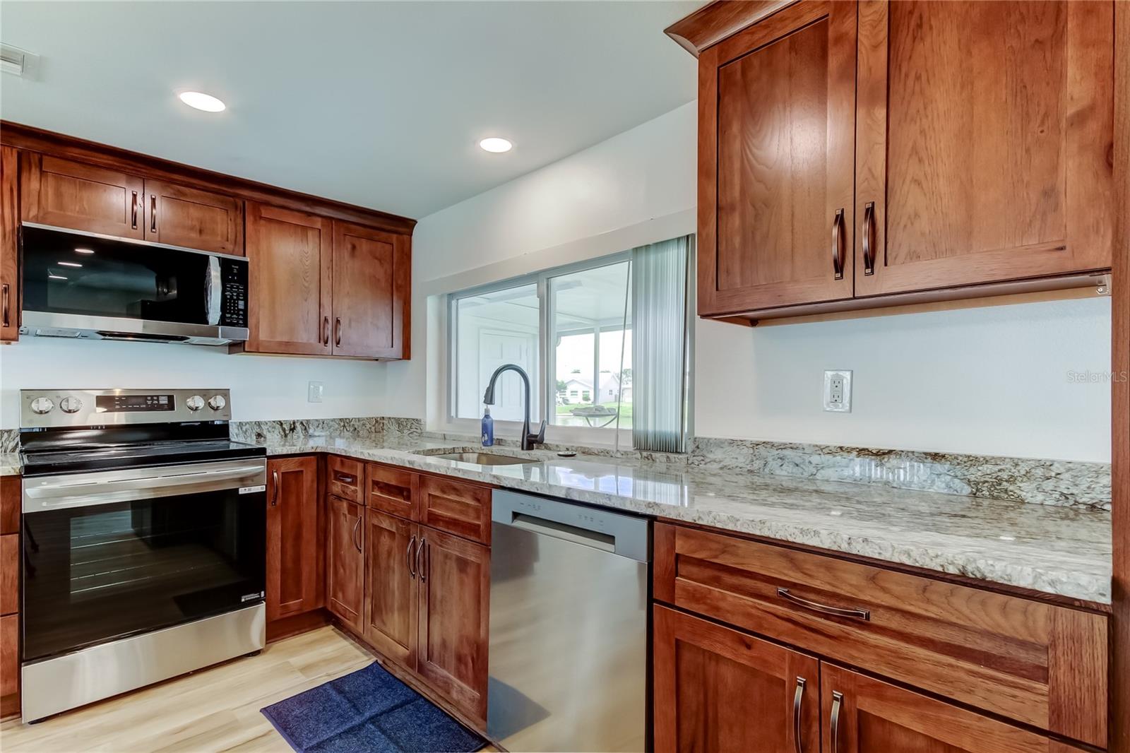 Listing photo id 6 for 3625 Delta Place