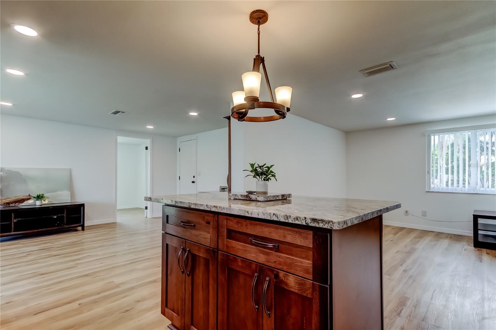 Listing photo id 7 for 3625 Delta Place