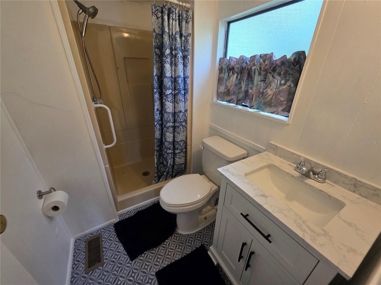 Listing photo id 9 for 1305 Sweeney Dr
