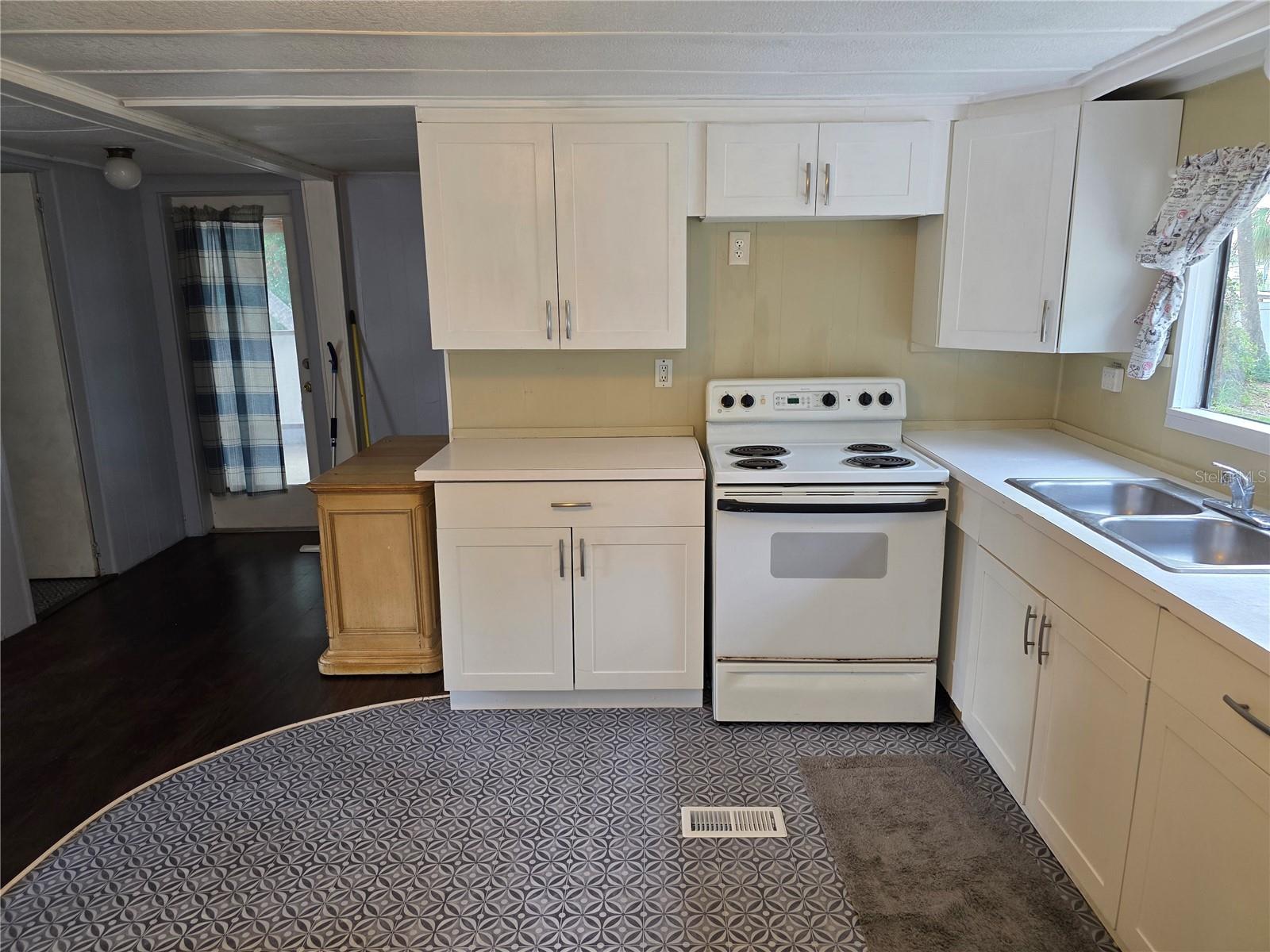 Listing photo id 10 for 1305 Sweeney Dr