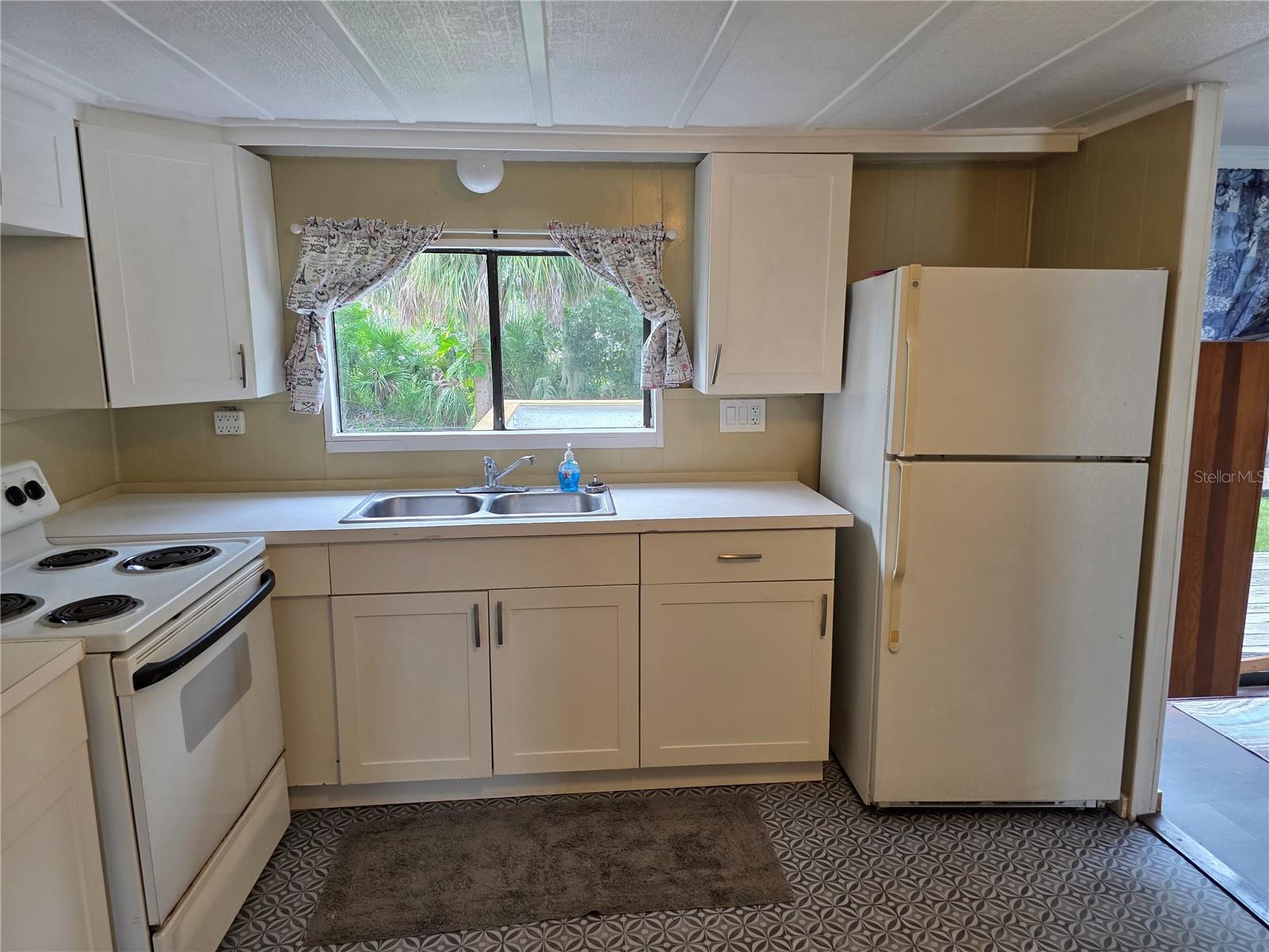 Listing photo id 11 for 1305 Sweeney Dr
