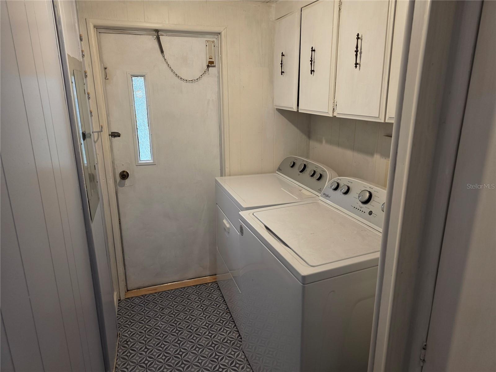 Listing photo id 13 for 1305 Sweeney Dr