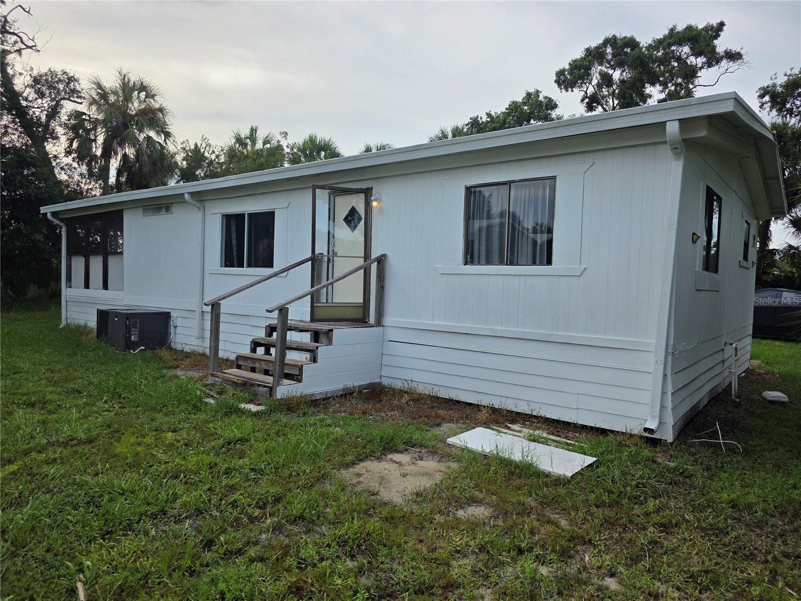 Listing photo id 0 for 1305 Sweeney Dr