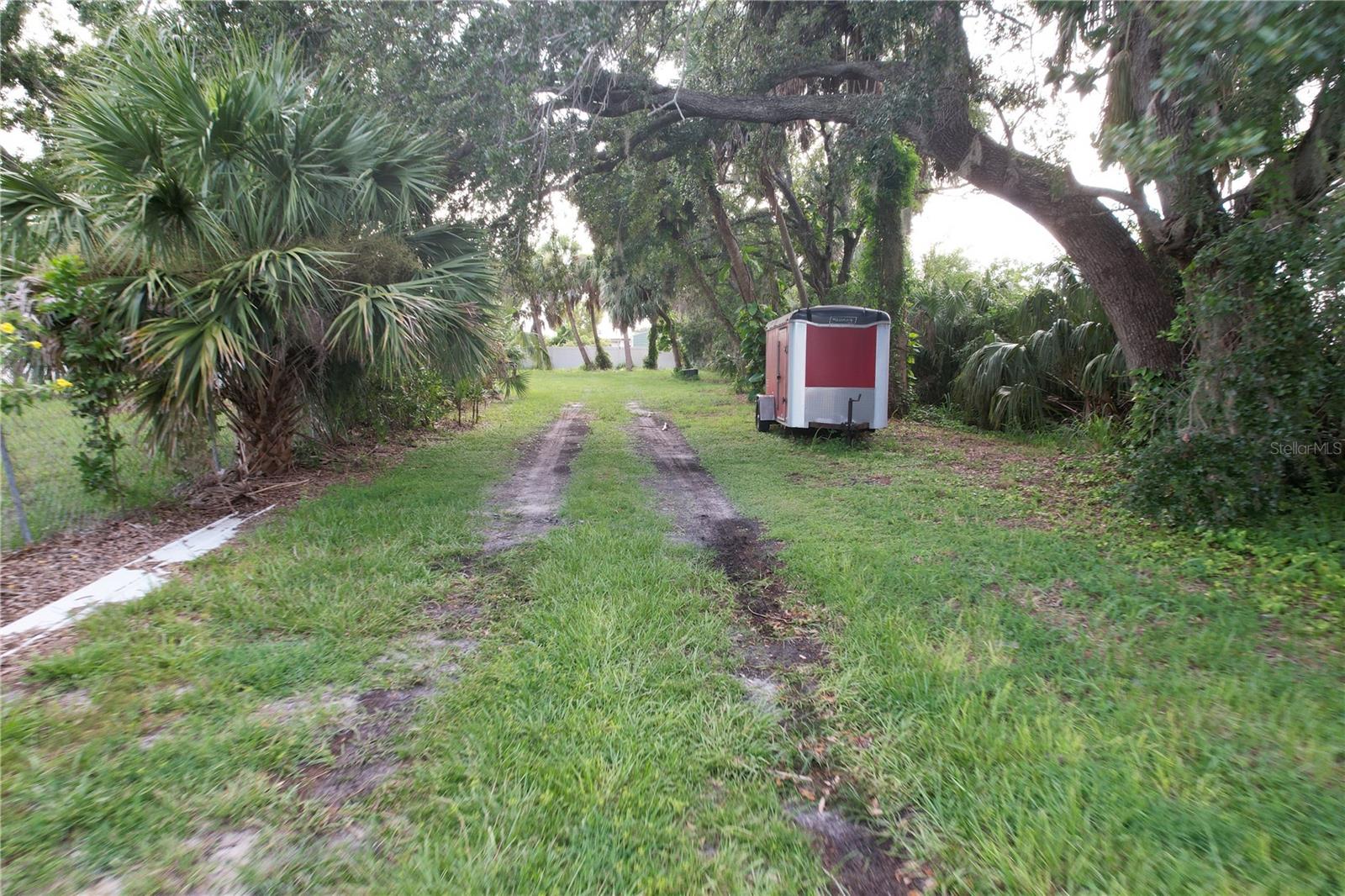 Listing photo id 25 for 1305 Sweeney Dr