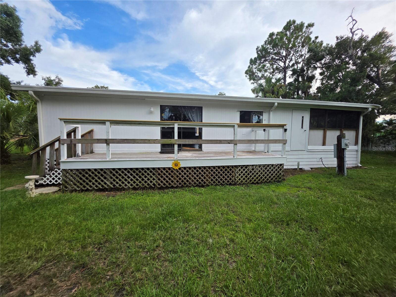 Listing photo id 2 for 1305 Sweeney Dr