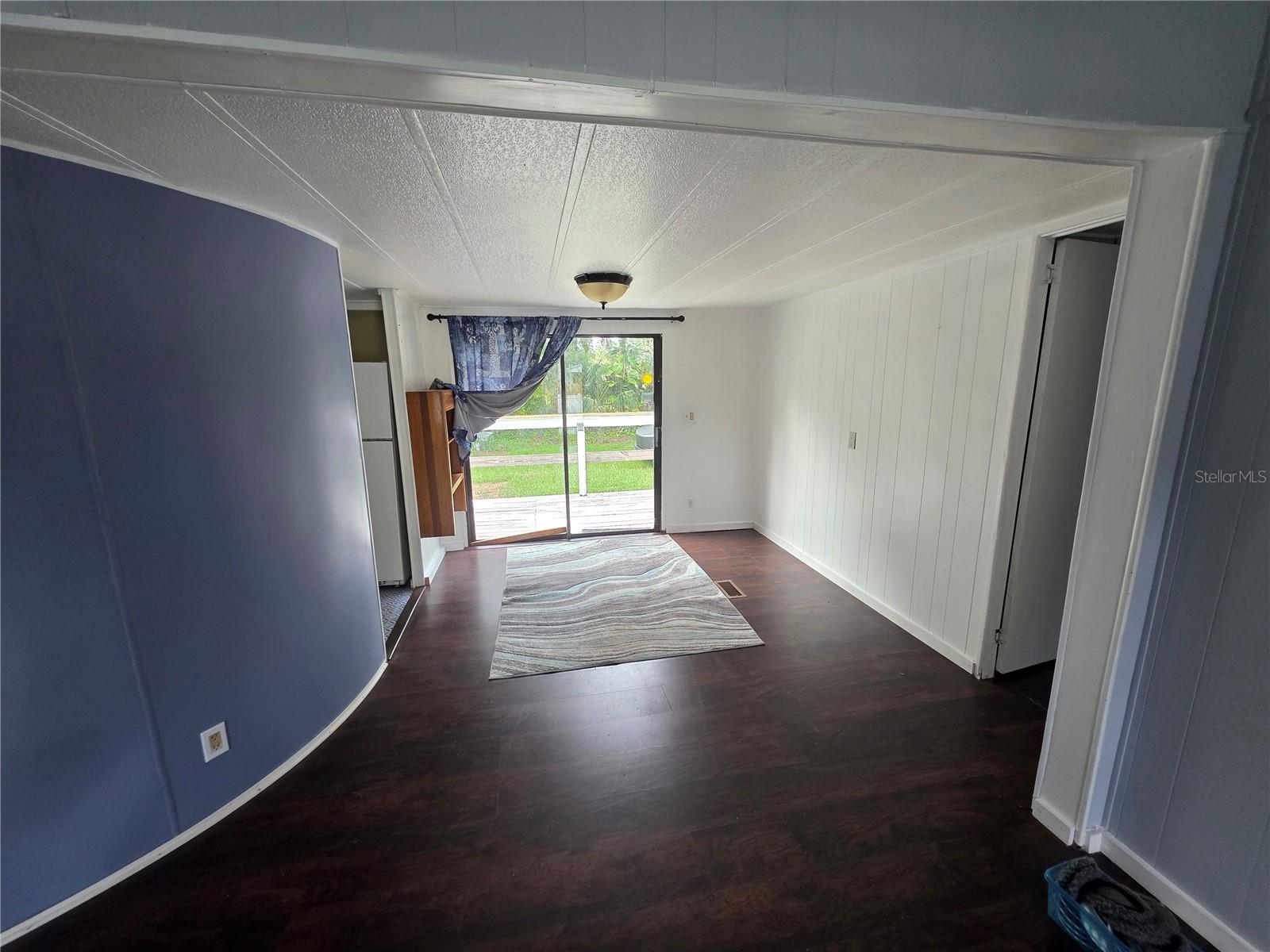 Listing photo id 4 for 1305 Sweeney Dr