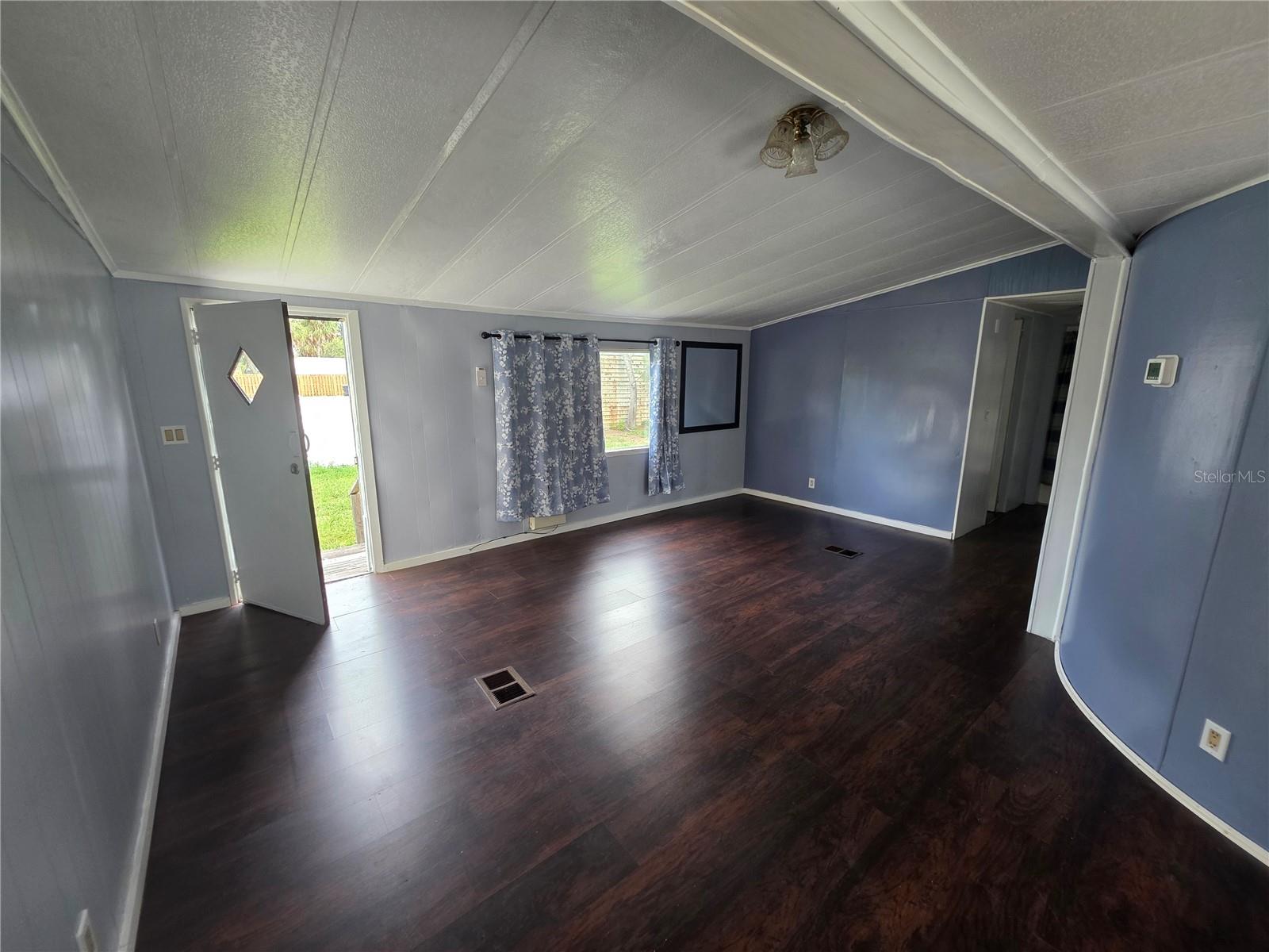 Listing photo id 5 for 1305 Sweeney Dr