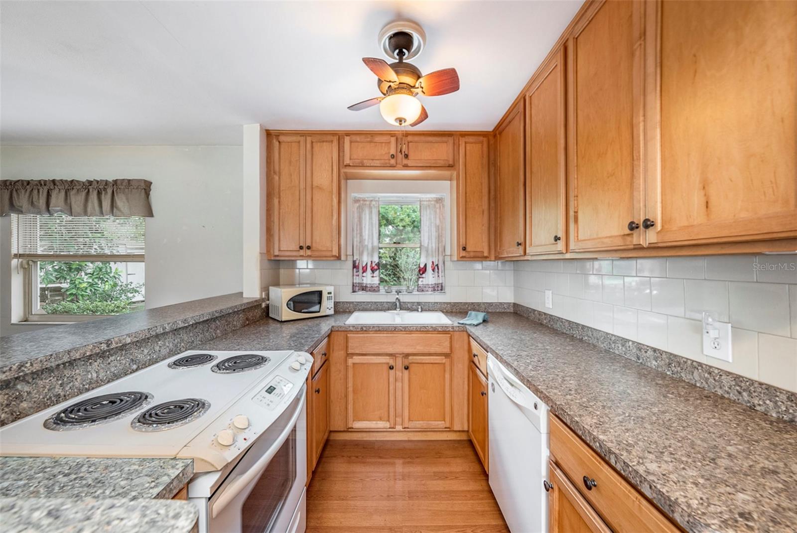 Image 10 of 21 For 207 Seneca Avenue