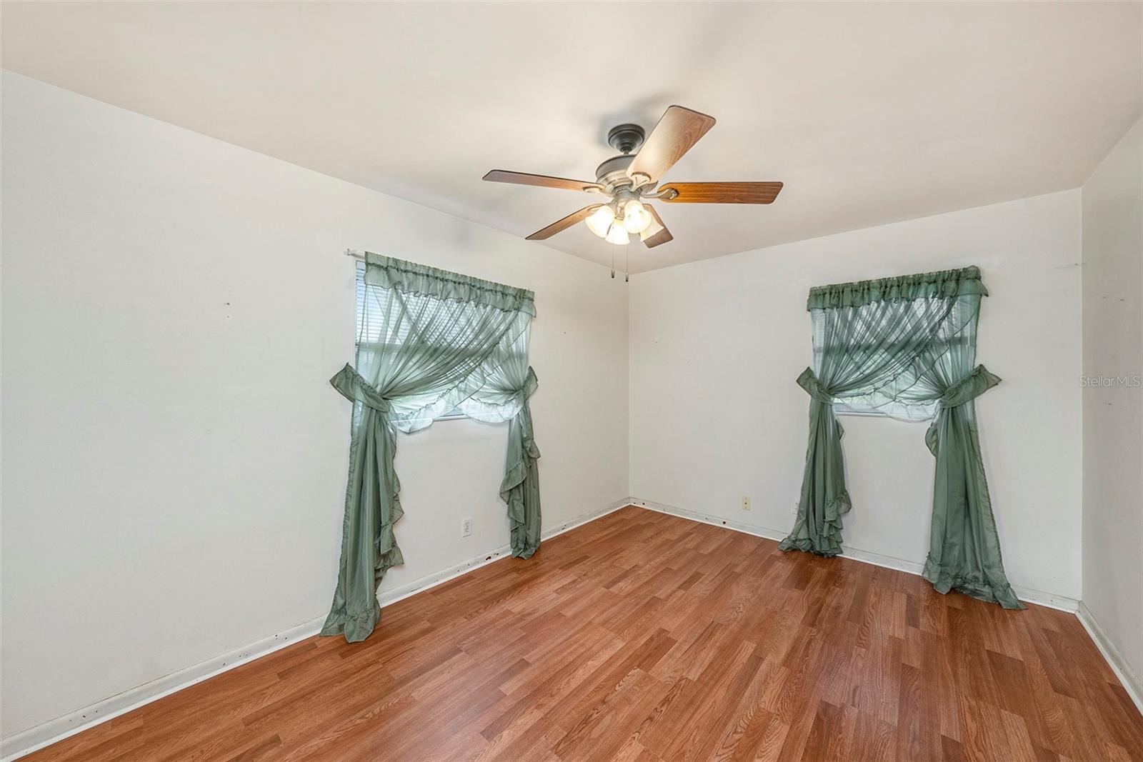 Image 12 of 21 For 207 Seneca Avenue