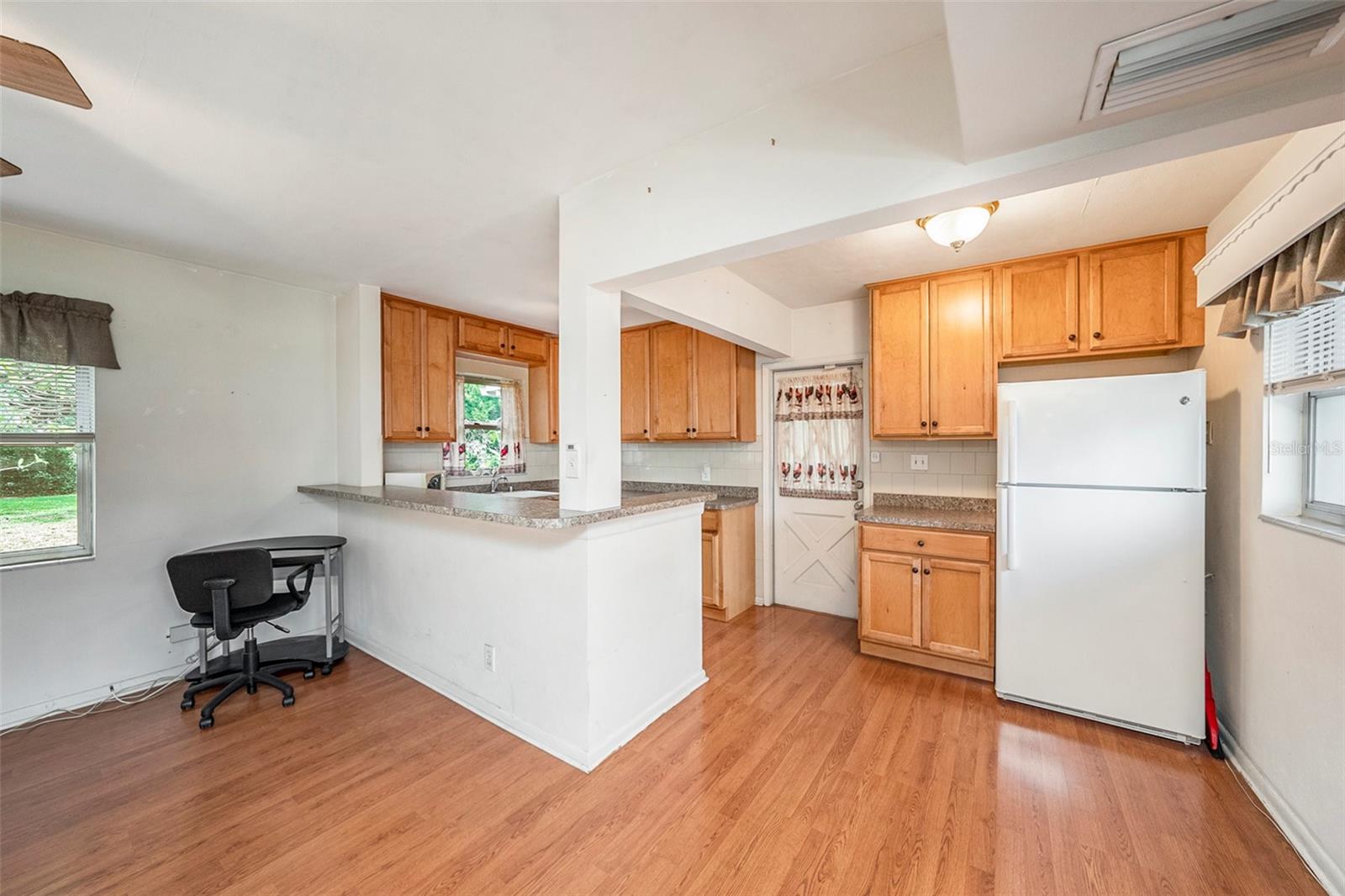 Image 8 of 21 For 207 Seneca Avenue