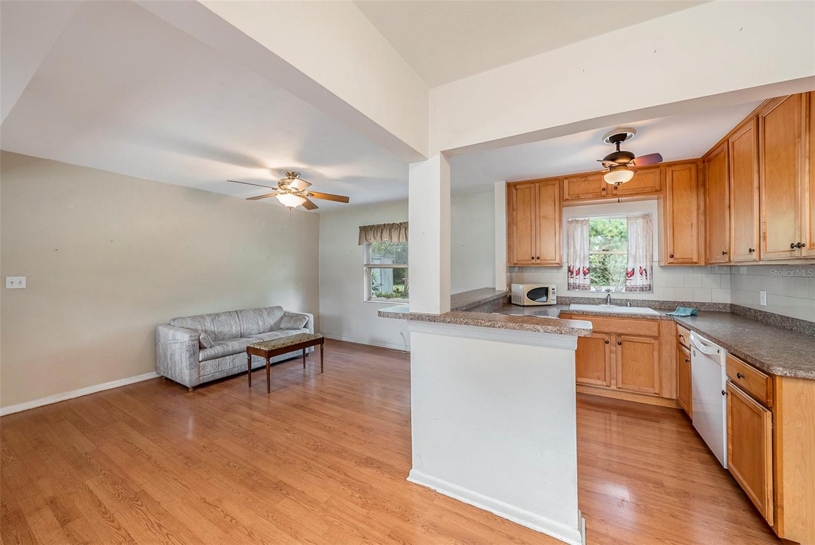 Image 9 of 21 For 207 Seneca Avenue
