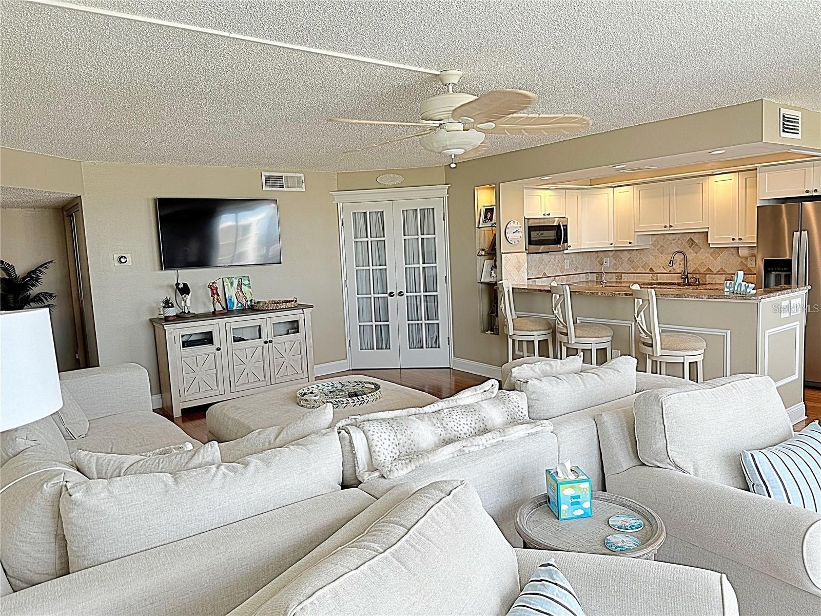Image 11 of 60 For 660 Island Way 904