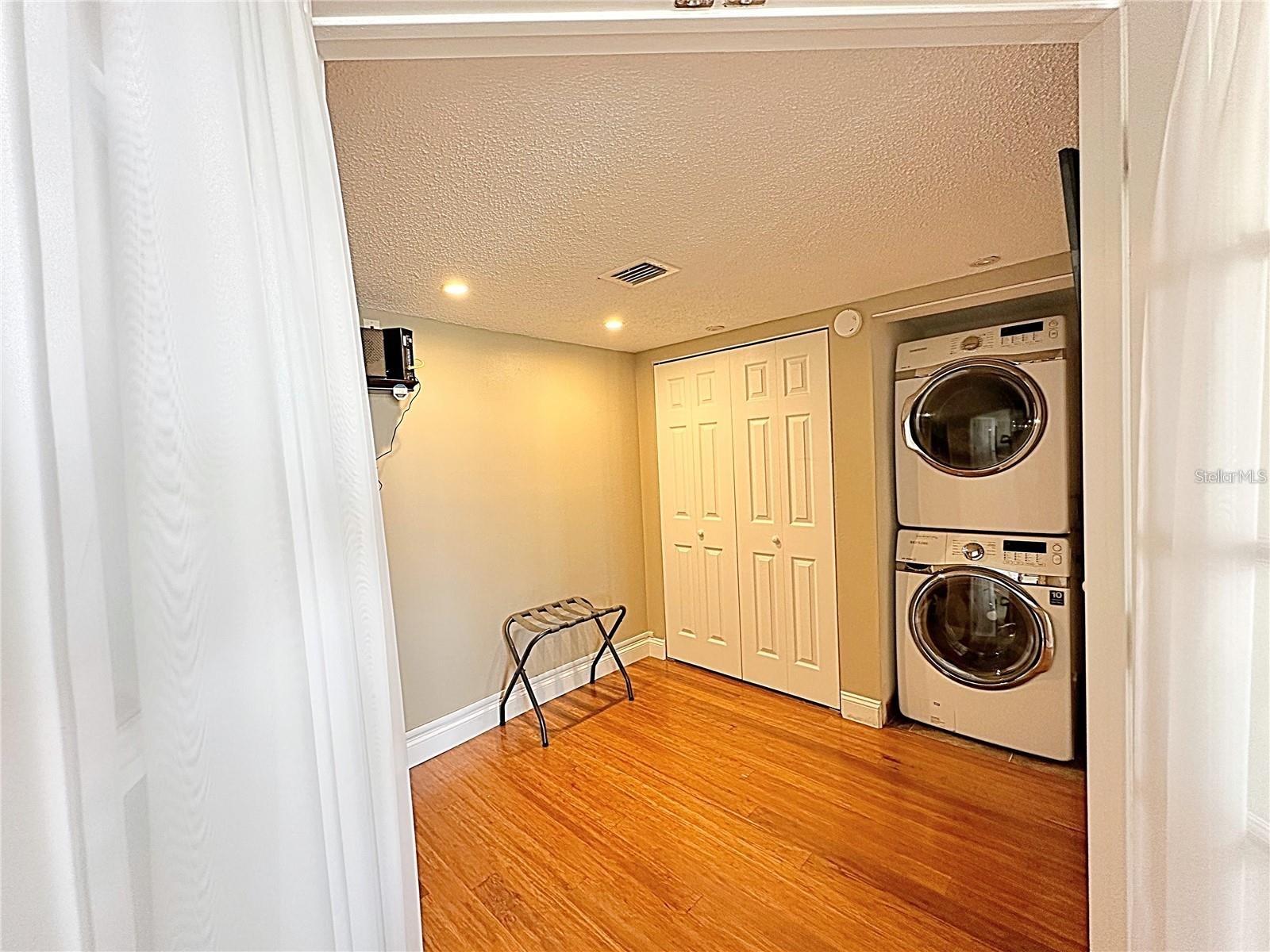 Image 17 of 60 For 660 Island Way 904