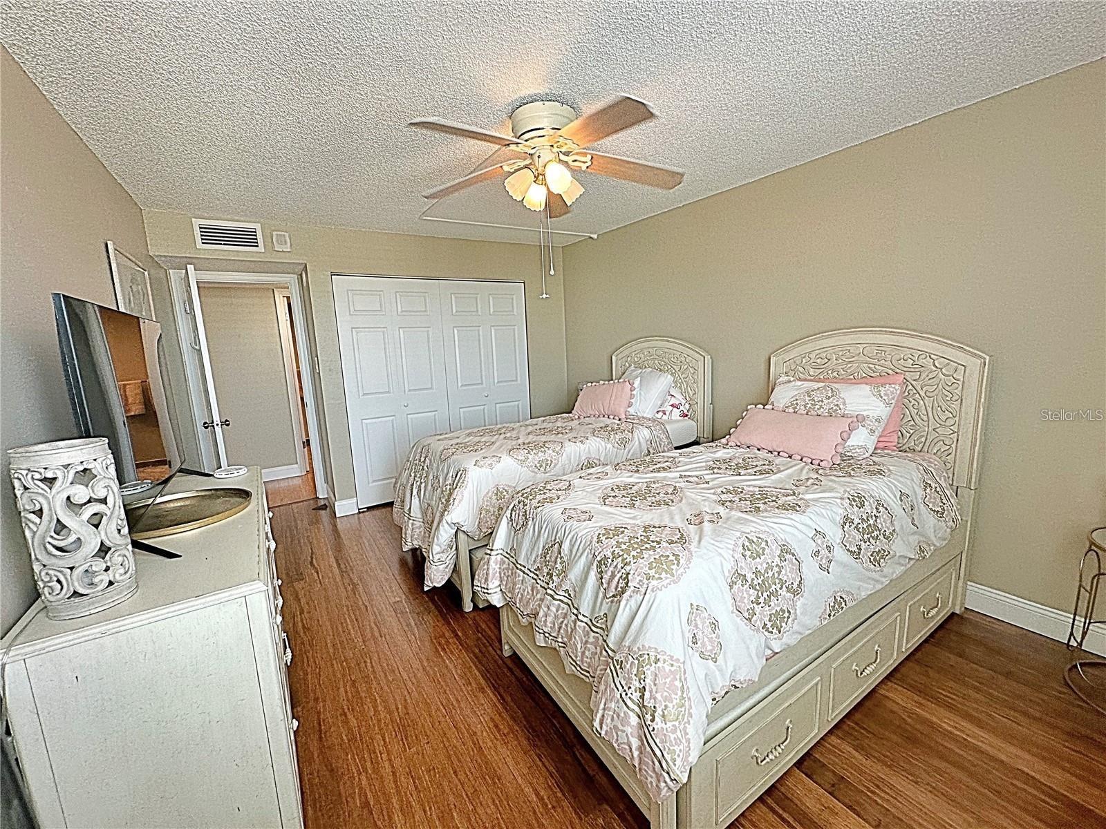 Image 22 of 60 For 660 Island Way 904