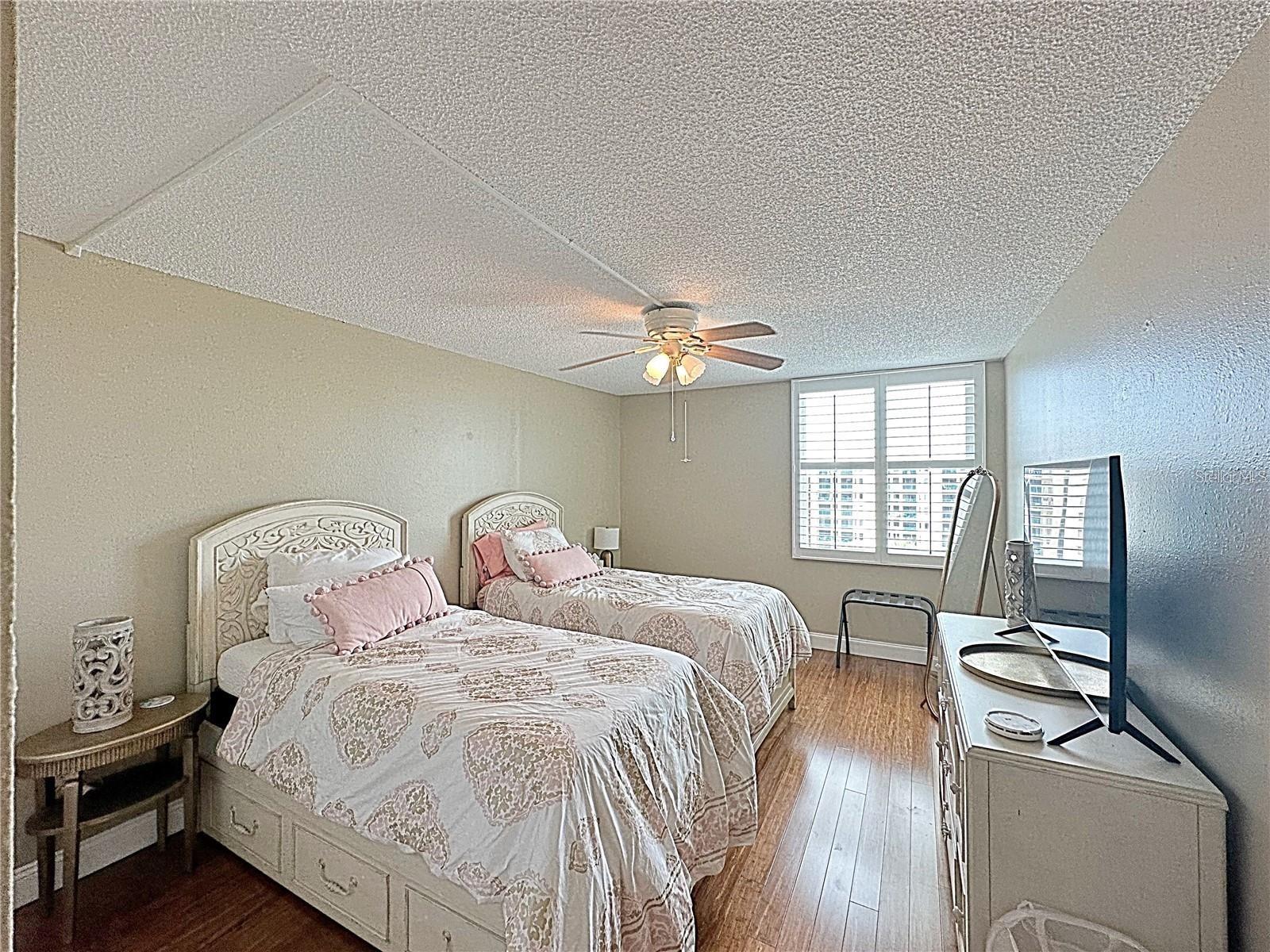 Image 23 of 60 For 660 Island Way 904