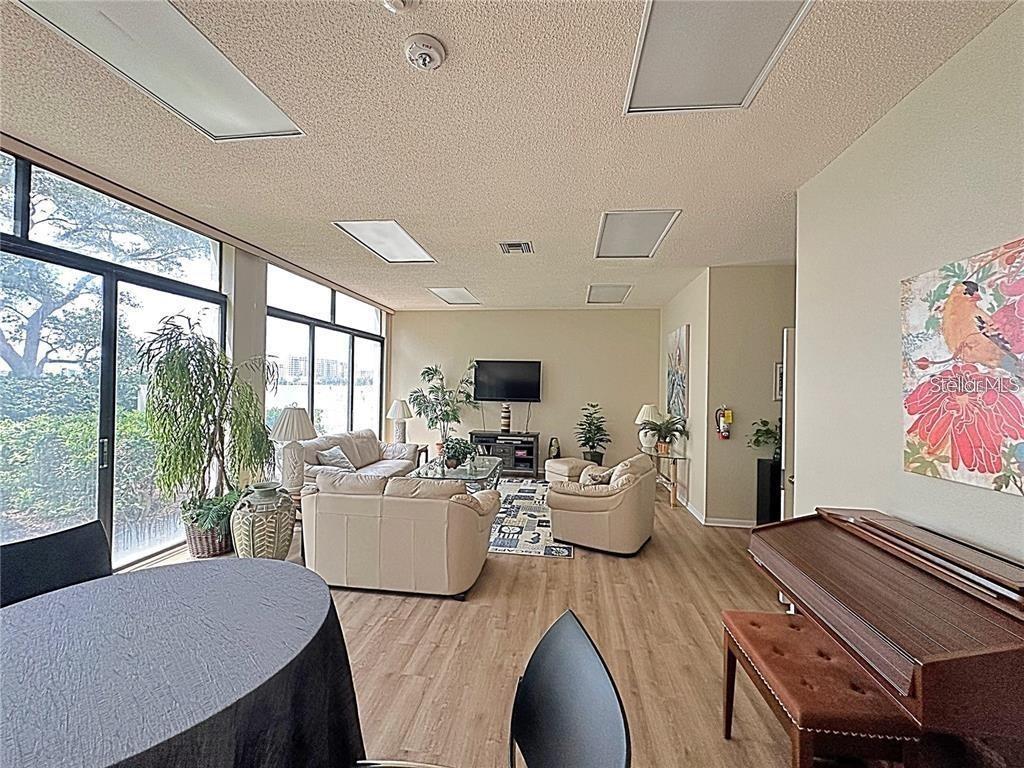 Image 43 of 60 For 660 Island Way 904