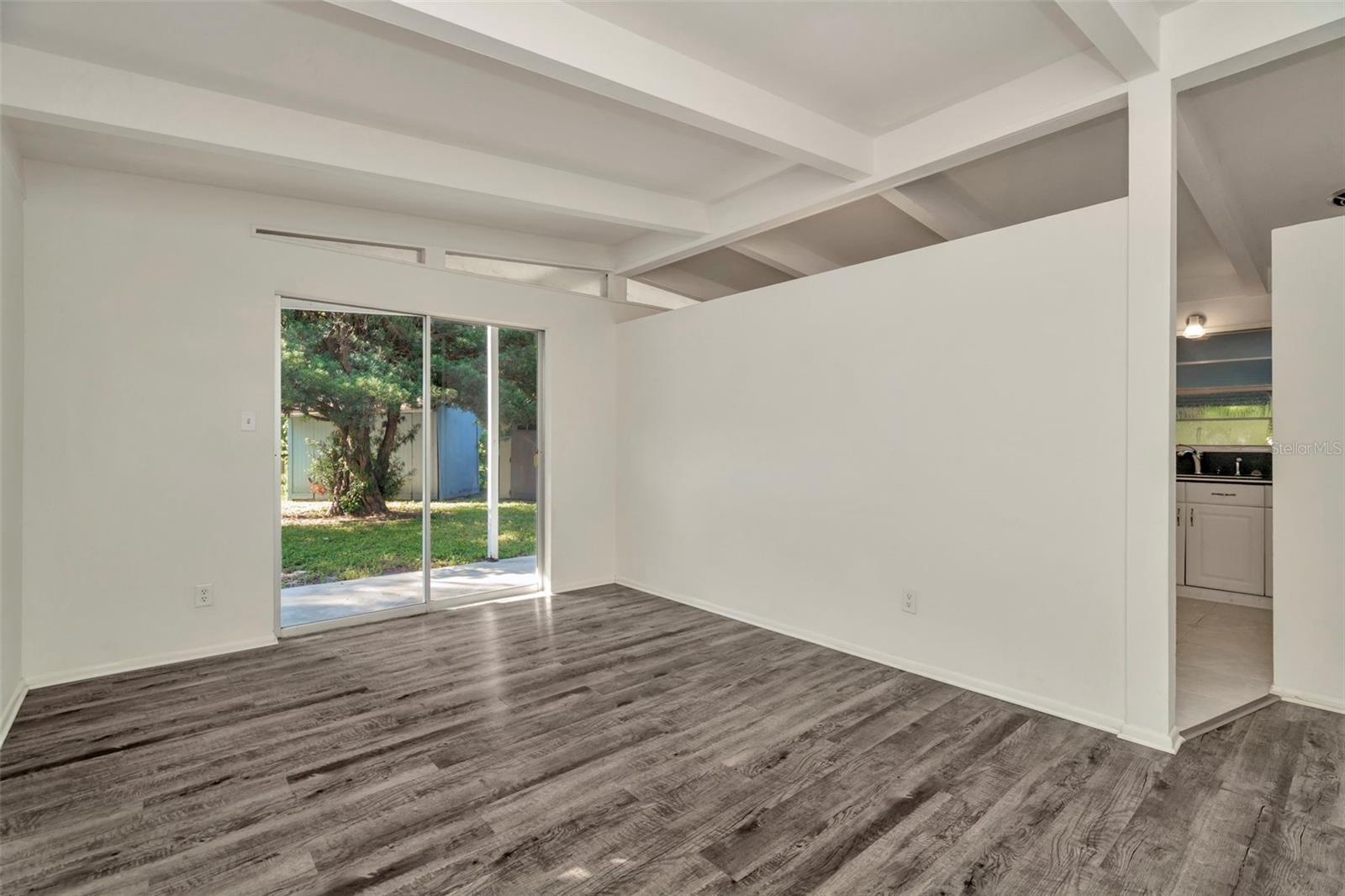 Listing photo id 8 for 1316 Larsen Lane