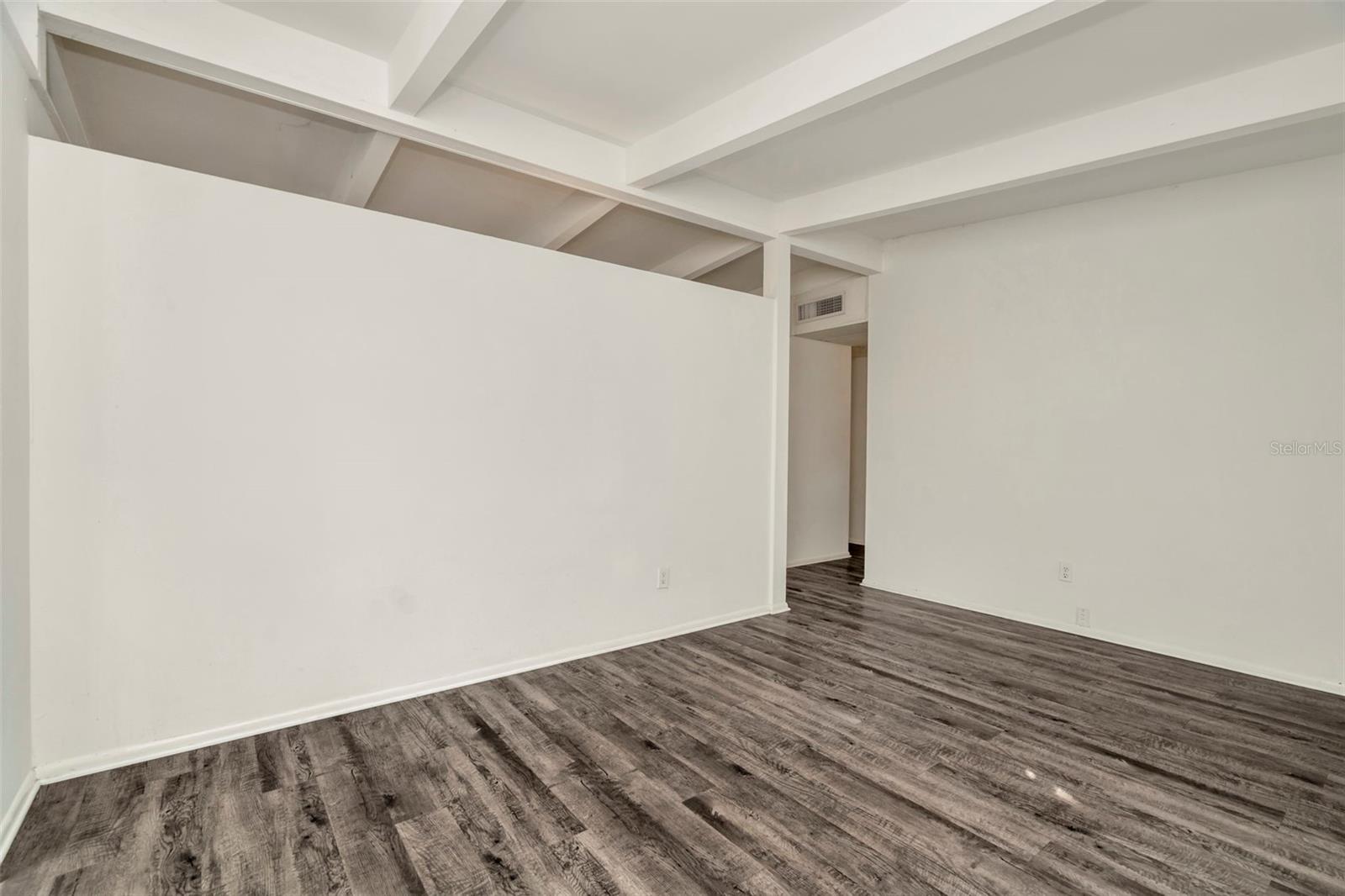 Listing photo id 10 for 1316 Larsen Lane