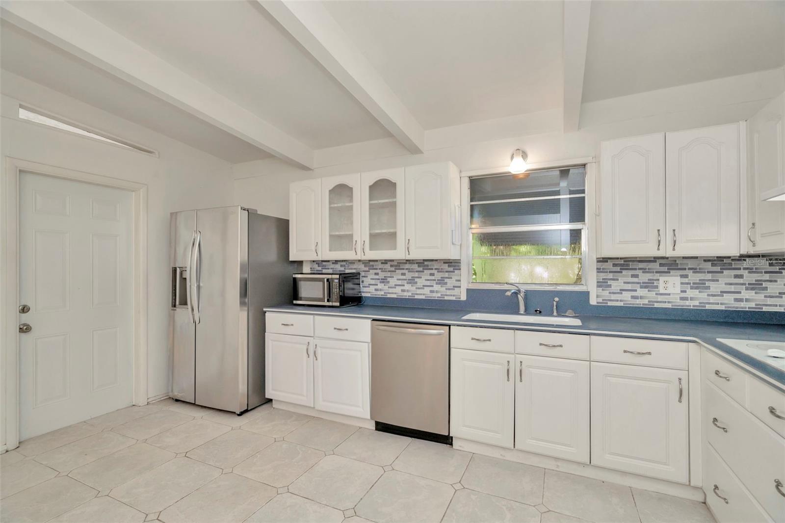 Listing photo id 11 for 1316 Larsen Lane