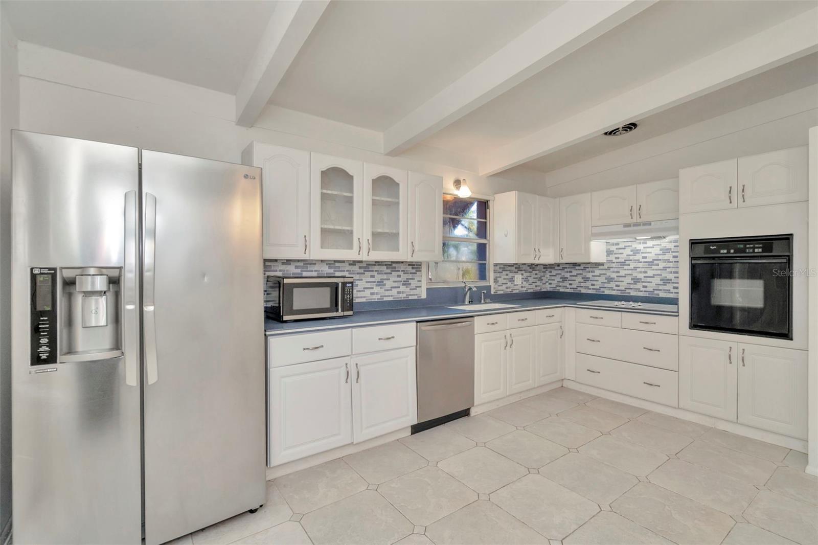 Listing photo id 12 for 1316 Larsen Lane