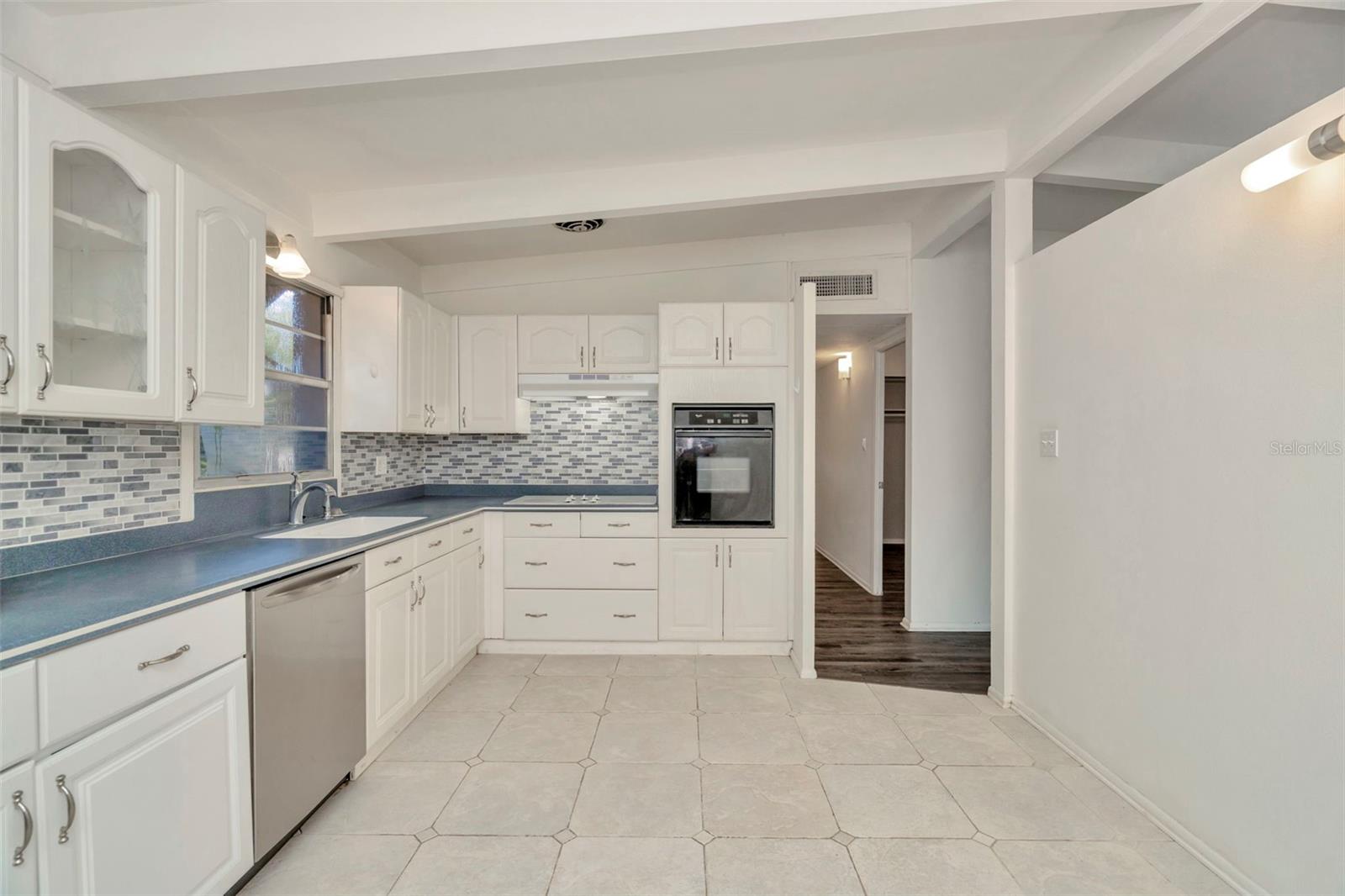 Listing photo id 13 for 1316 Larsen Lane