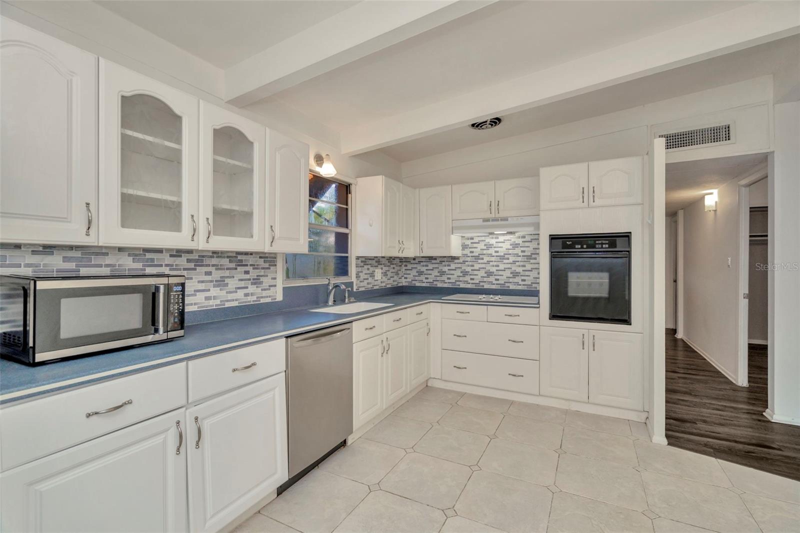 Listing photo id 14 for 1316 Larsen Lane