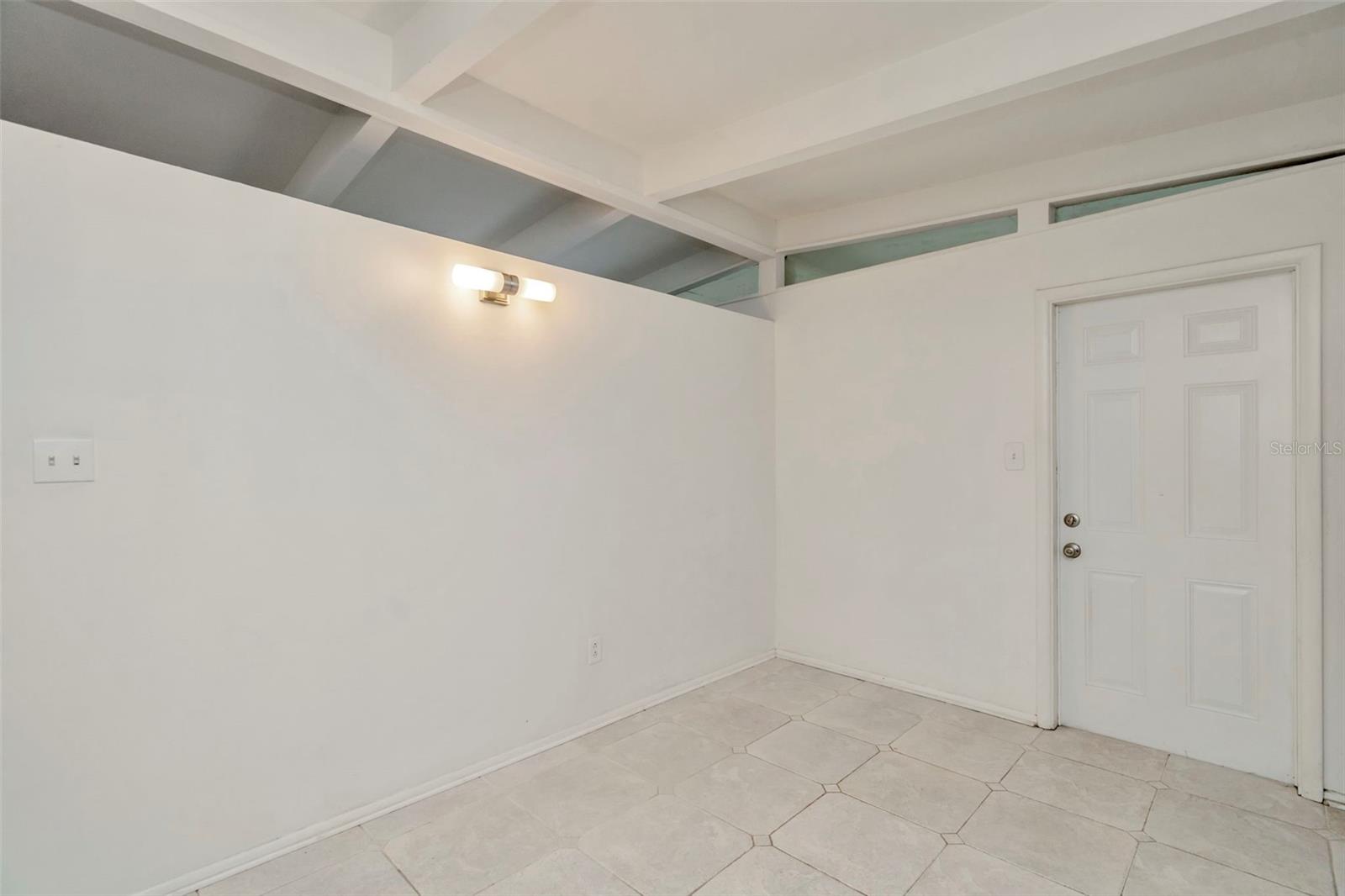 Listing photo id 15 for 1316 Larsen Lane