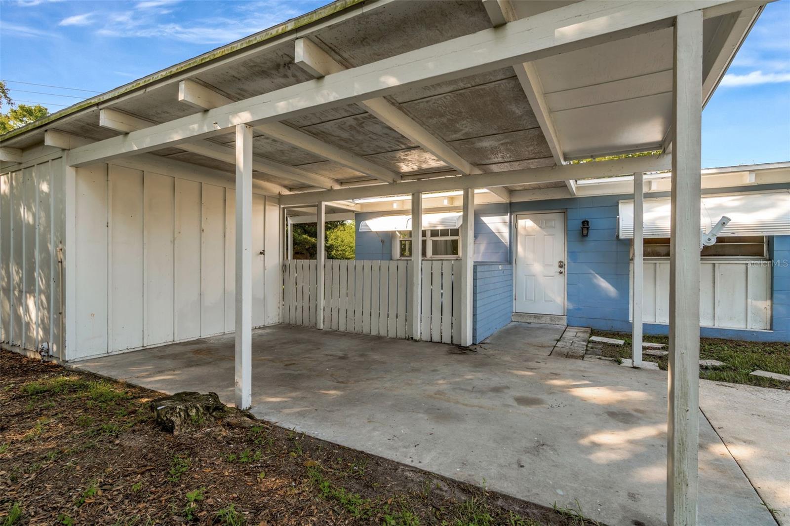 Listing photo id 0 for 1316 Larsen Lane