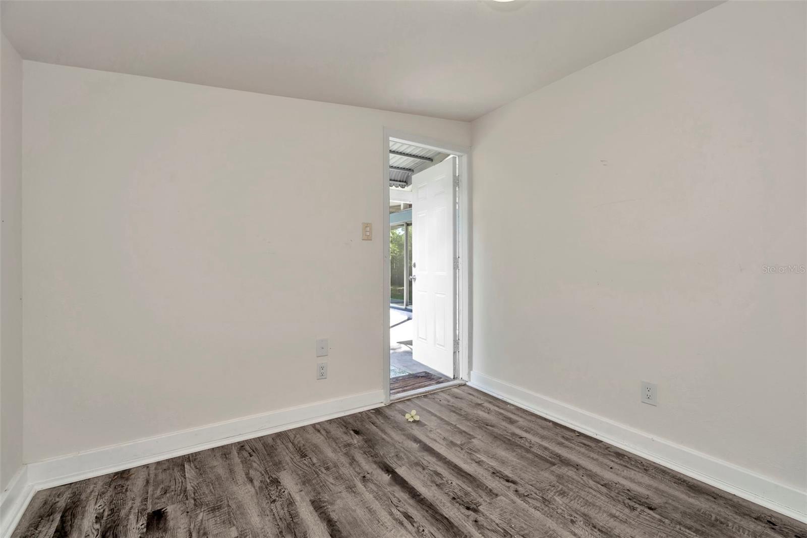 Listing photo id 27 for 1316 Larsen Lane