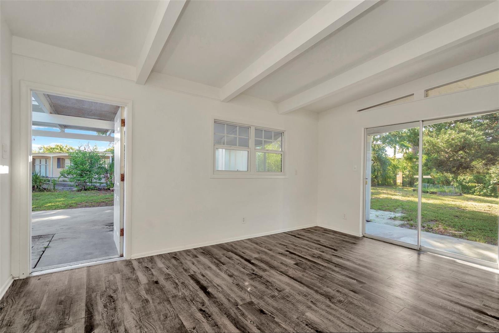 Listing photo id 7 for 1316 Larsen Lane