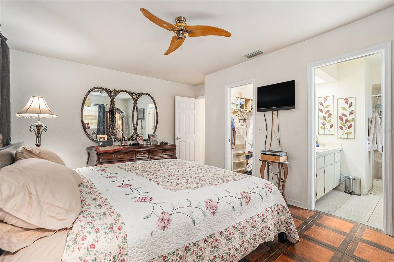 Image 20 of 30 For 8825 Manos Circle
