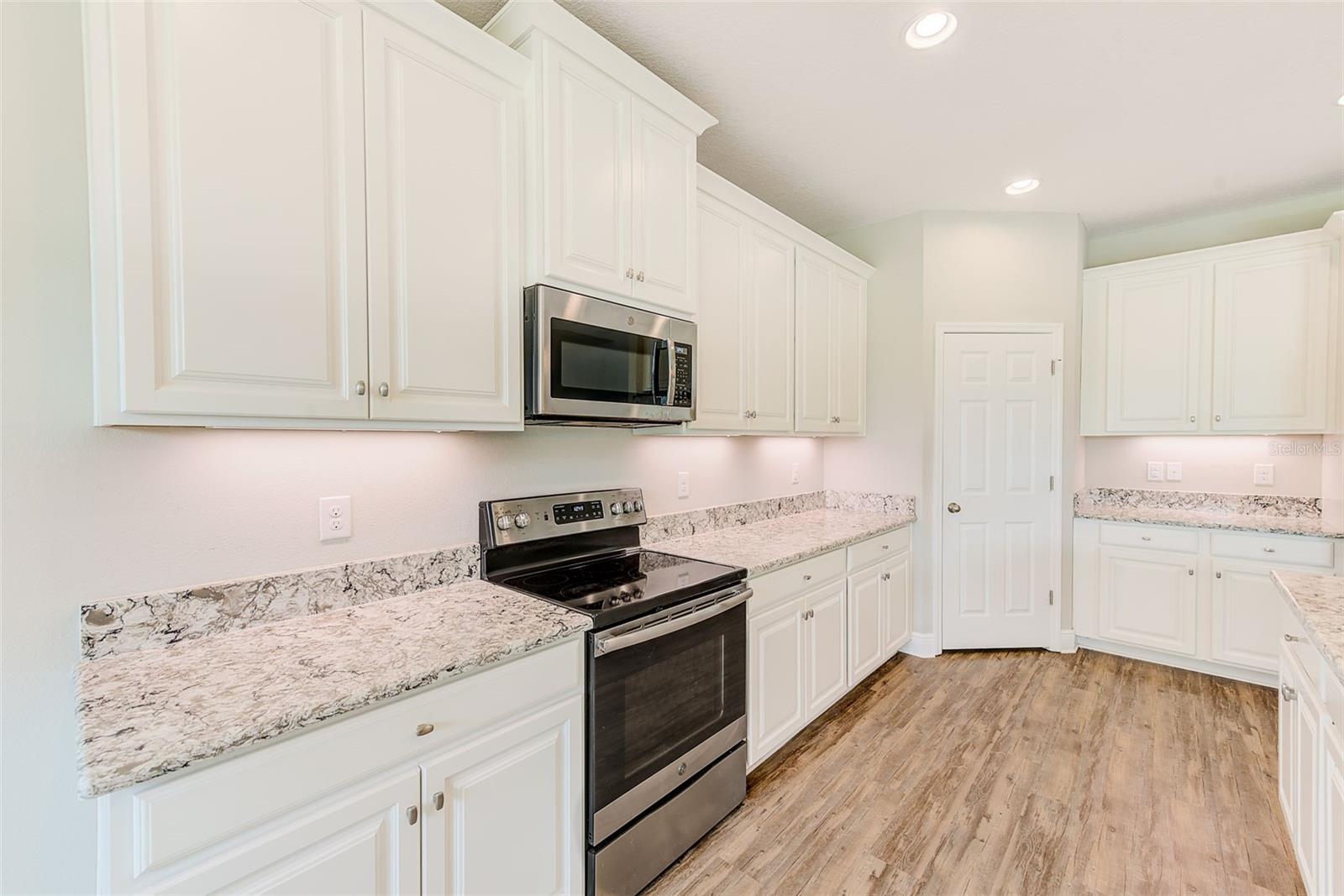 Image 15 of 77 For 8044 Lago Mist Way